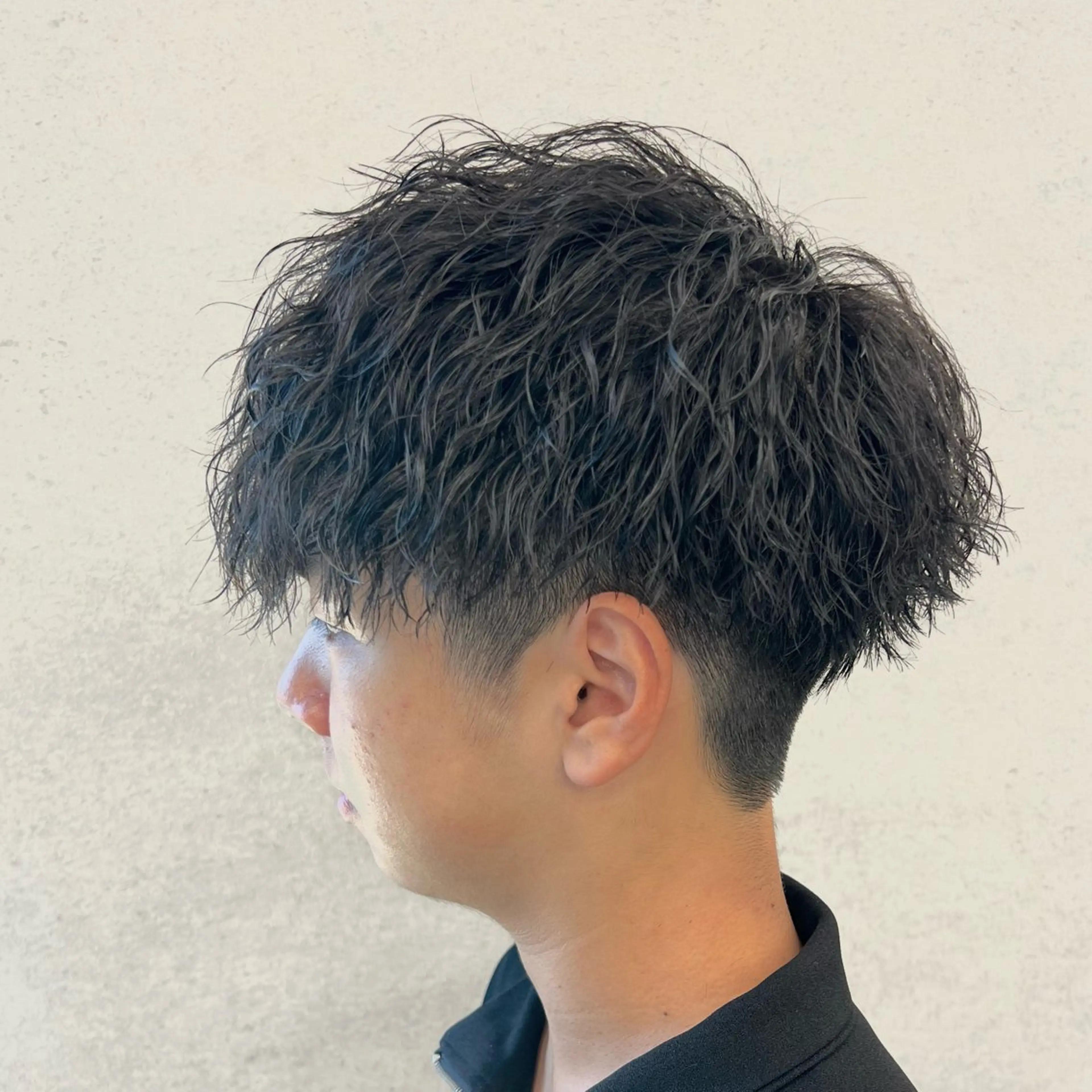 ショート カラー パーマ ヘアアレンジ メンズ センターパート メンズハイライト メンズメッシュ マッシュ メンズパーマ 仕上がり満足度No. 1🔥BLUCK🔥のヘアスタイル