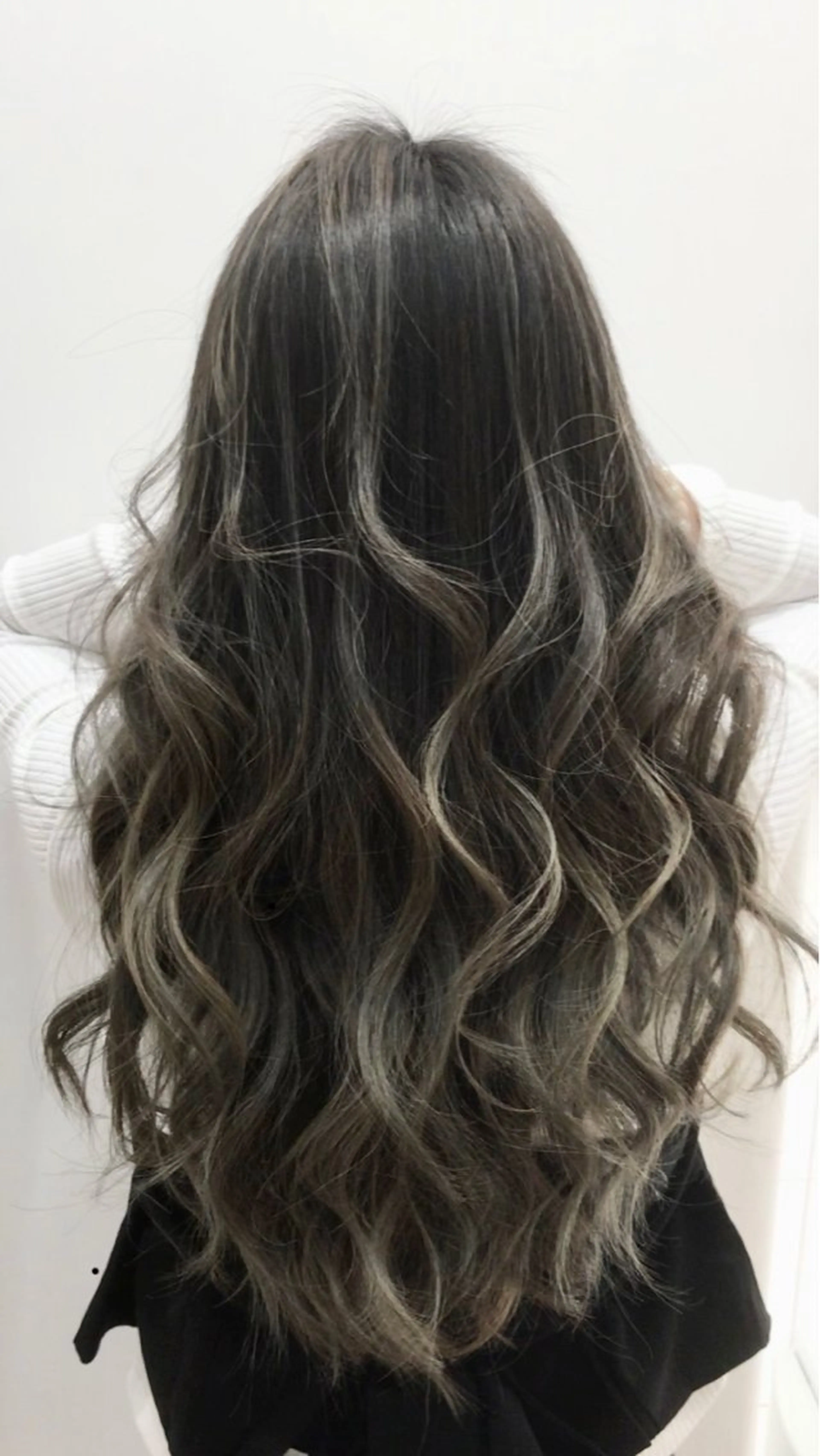 ロング カラー ベージュカラー ハイライトカラー シルバー ハイライト カット ヘアカラー VERDA KENのヘアスタイル