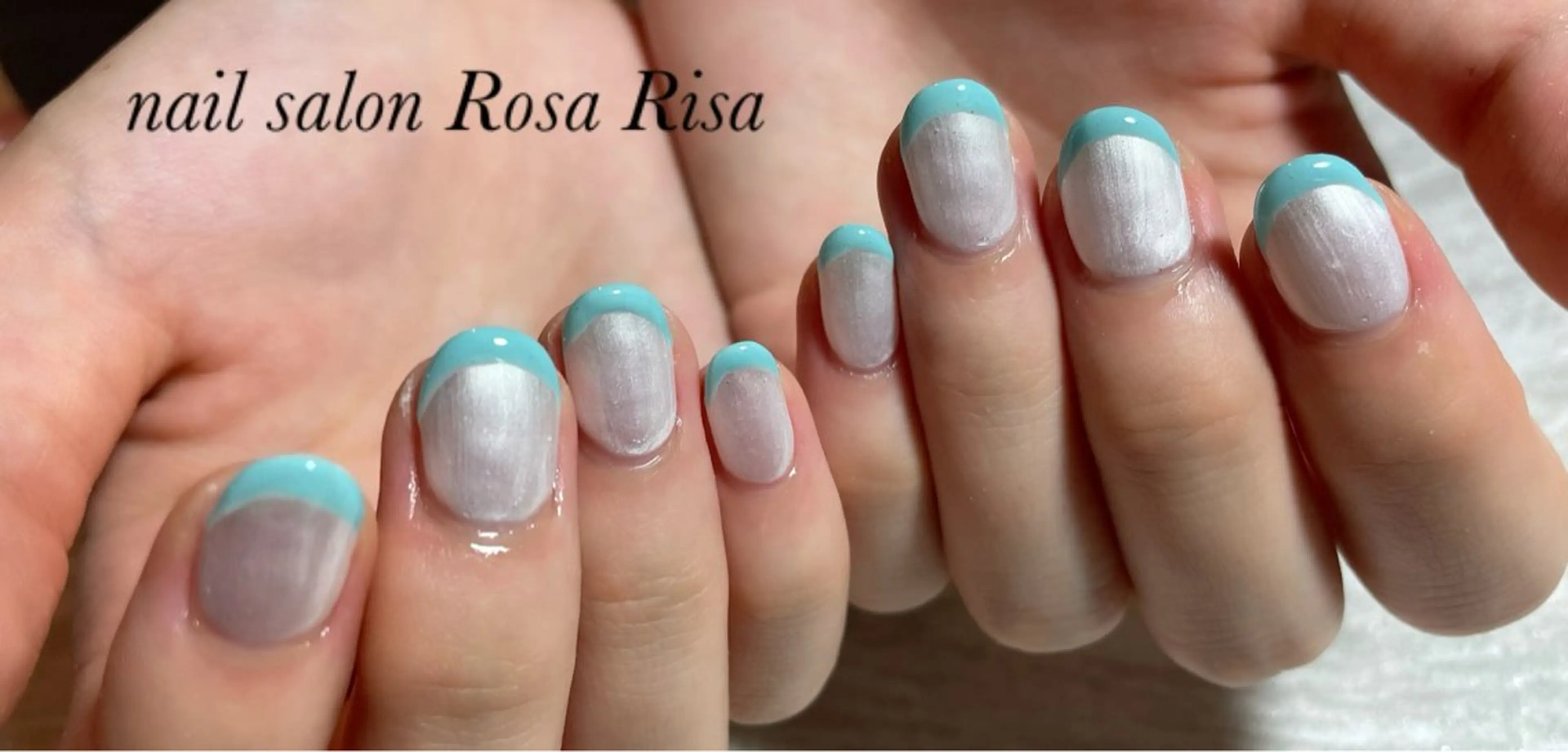 ミディアム ネイル ブルー ホワイト ネイルスタジオ シェイクユアハンズのネイルデザイン