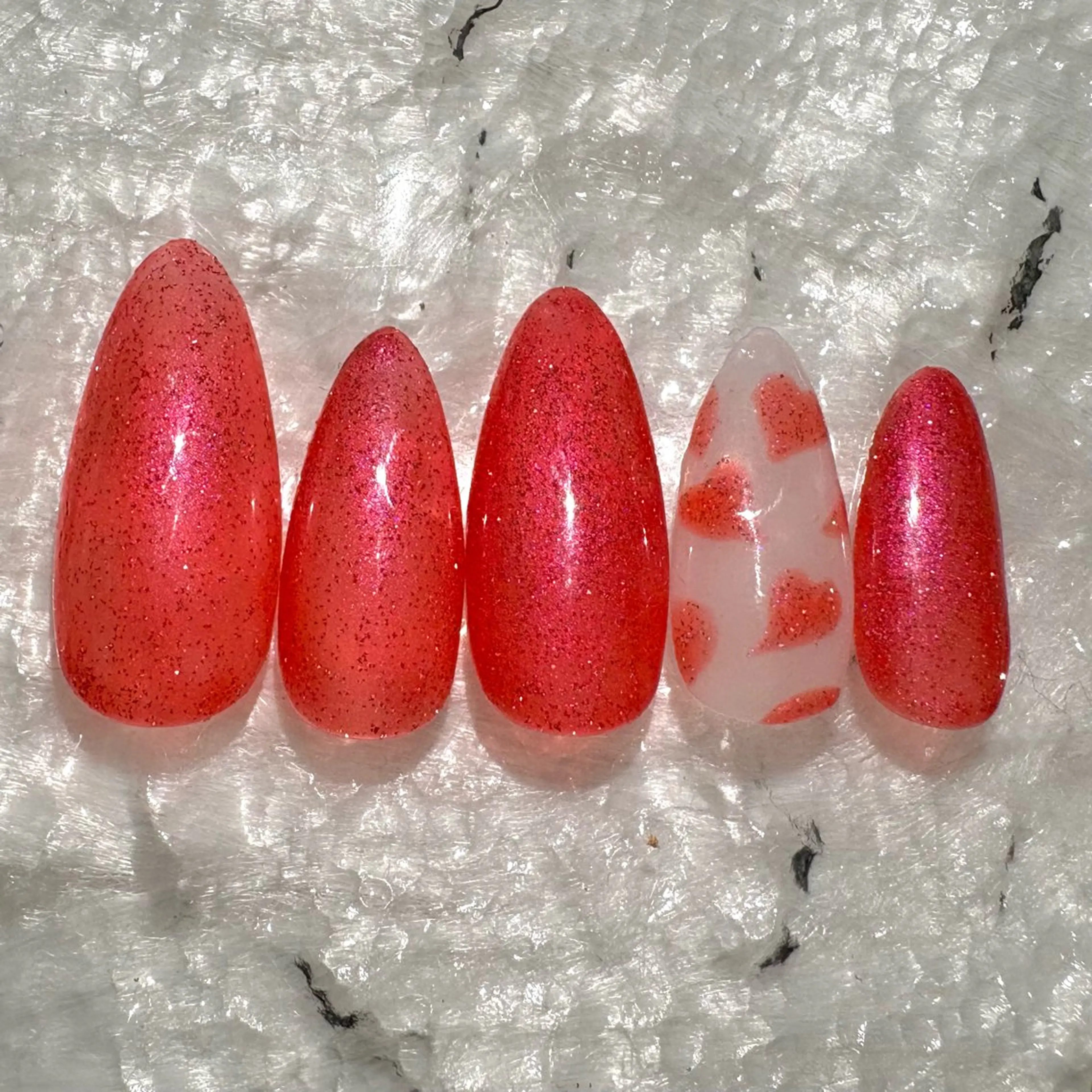 ネイル アートネイル ジェルネイル ハート ラメ(グリッター) 赤色 Total Beauty Salon Charlme所属・【早朝・深夜🉑】 Charlmeのネイルデザイン