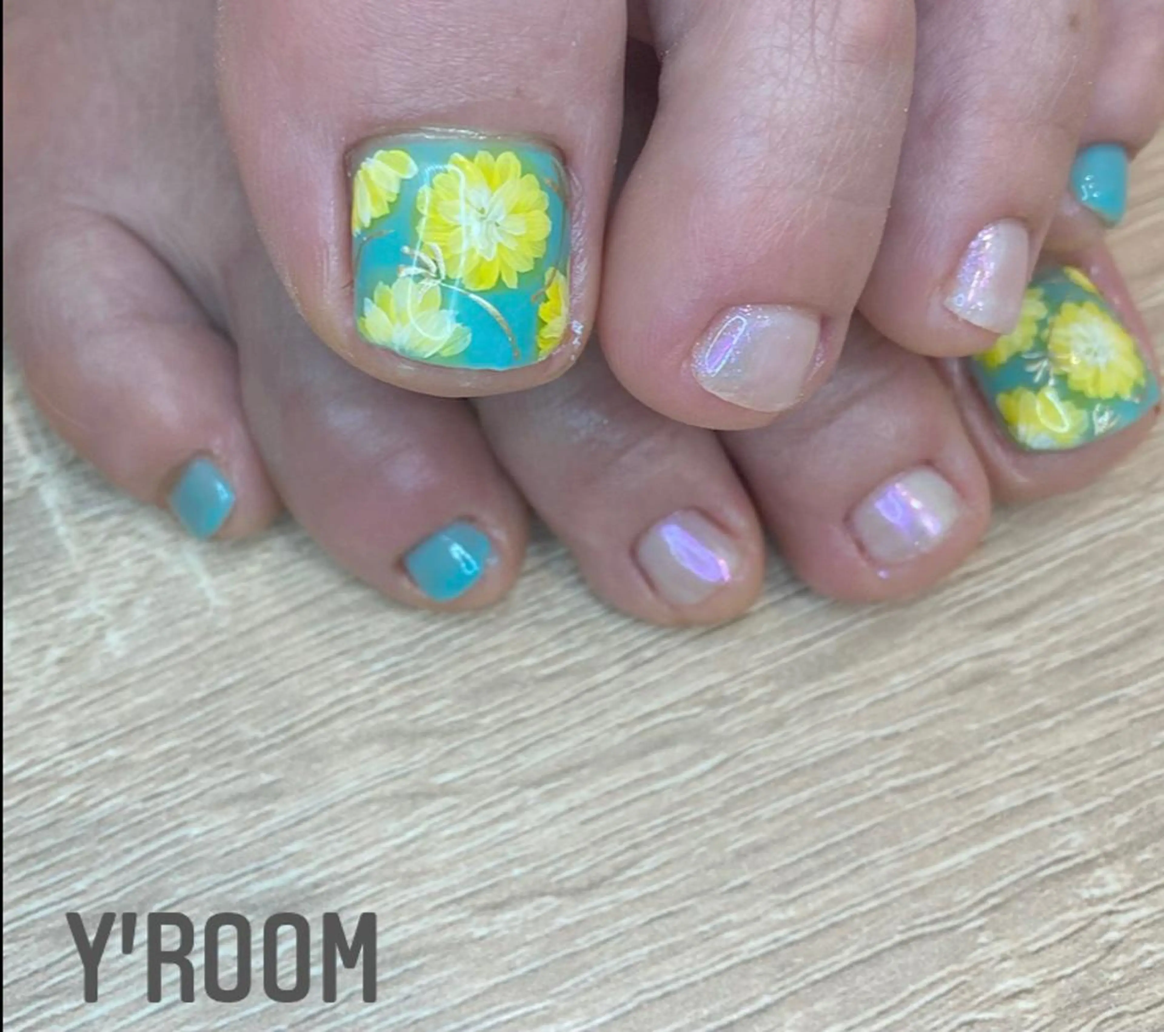 ネイル オーロラネイル フラッシュネイル フットネイル ジェルネイル グラデーション YUKA （ネイリスト）のネイルデザイン