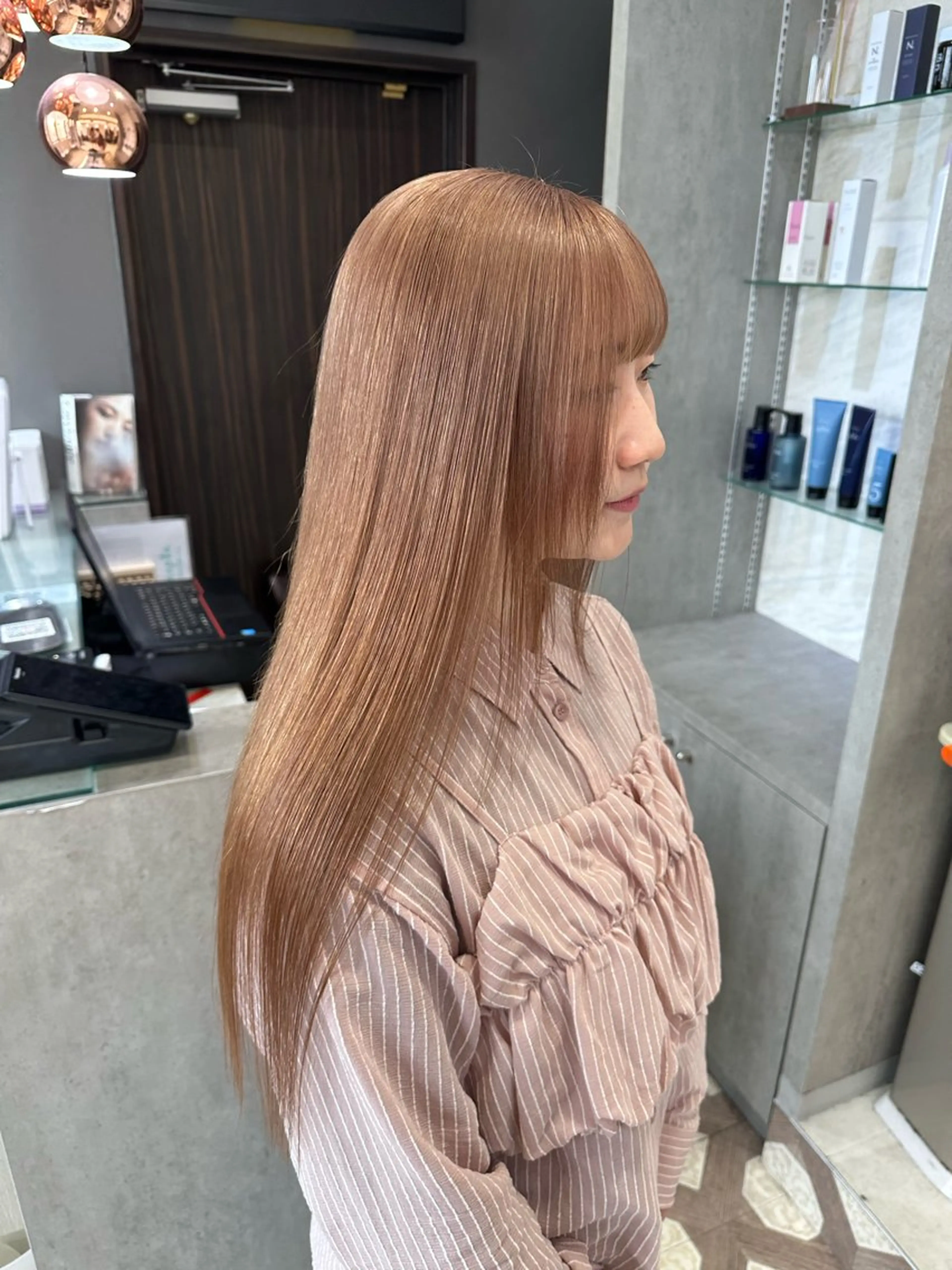 ロング カラー ベージュカラー カシス ハイトーンカラー ミルクティーベージュ ロング ヘアカラー トリートメント AYAKASA 暖色カラー/レイヤーのヘアスタイル