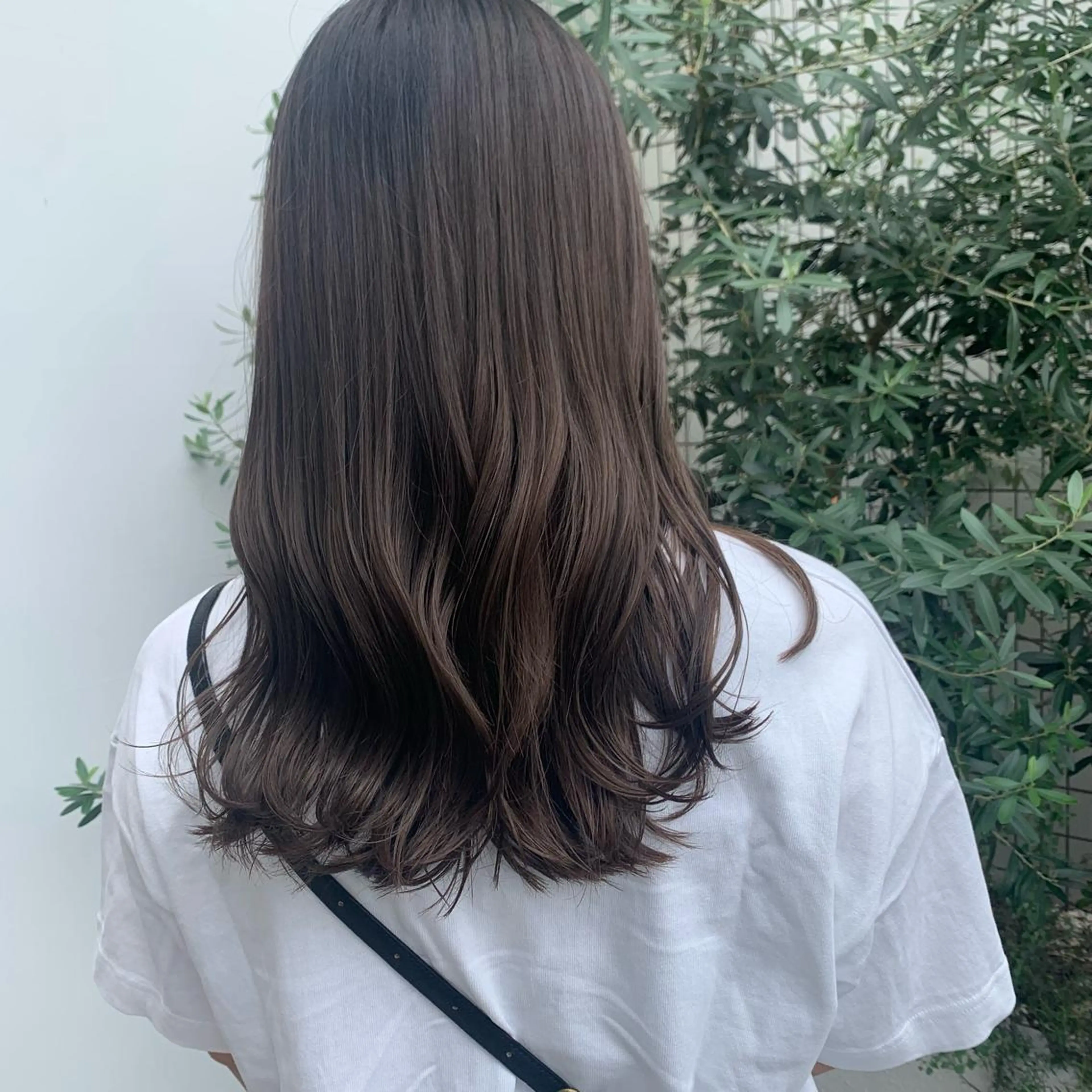 ロング カラー ベージュカラー ブリーチ シルバー シルバーベージュ 小倉 結衣のヘアスタイル