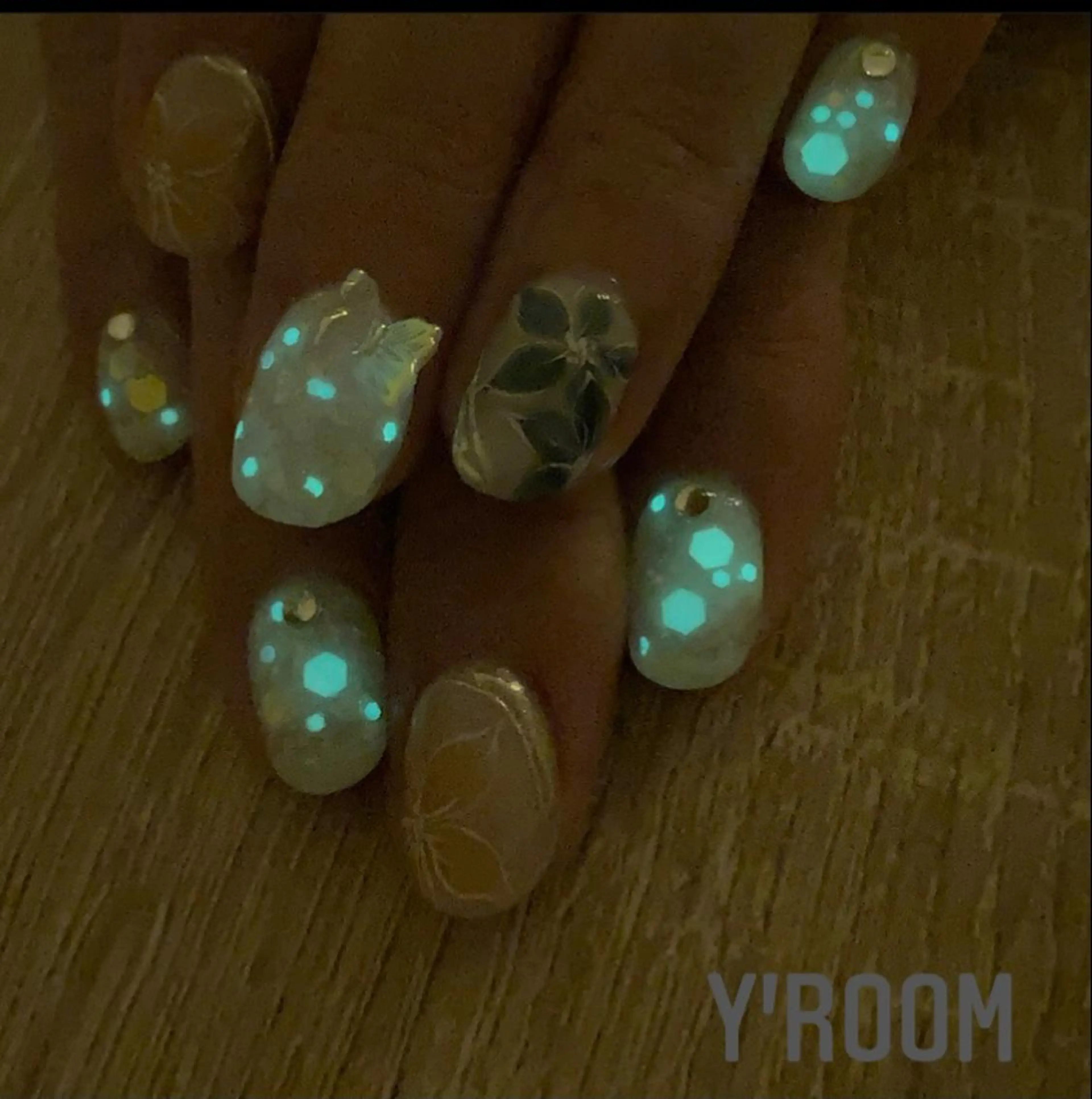 ネイル オーロラネイル フラッシュネイル フットネイル ジェルネイル マグネットネイル YUKA （ネイリスト）のネイルデザイン