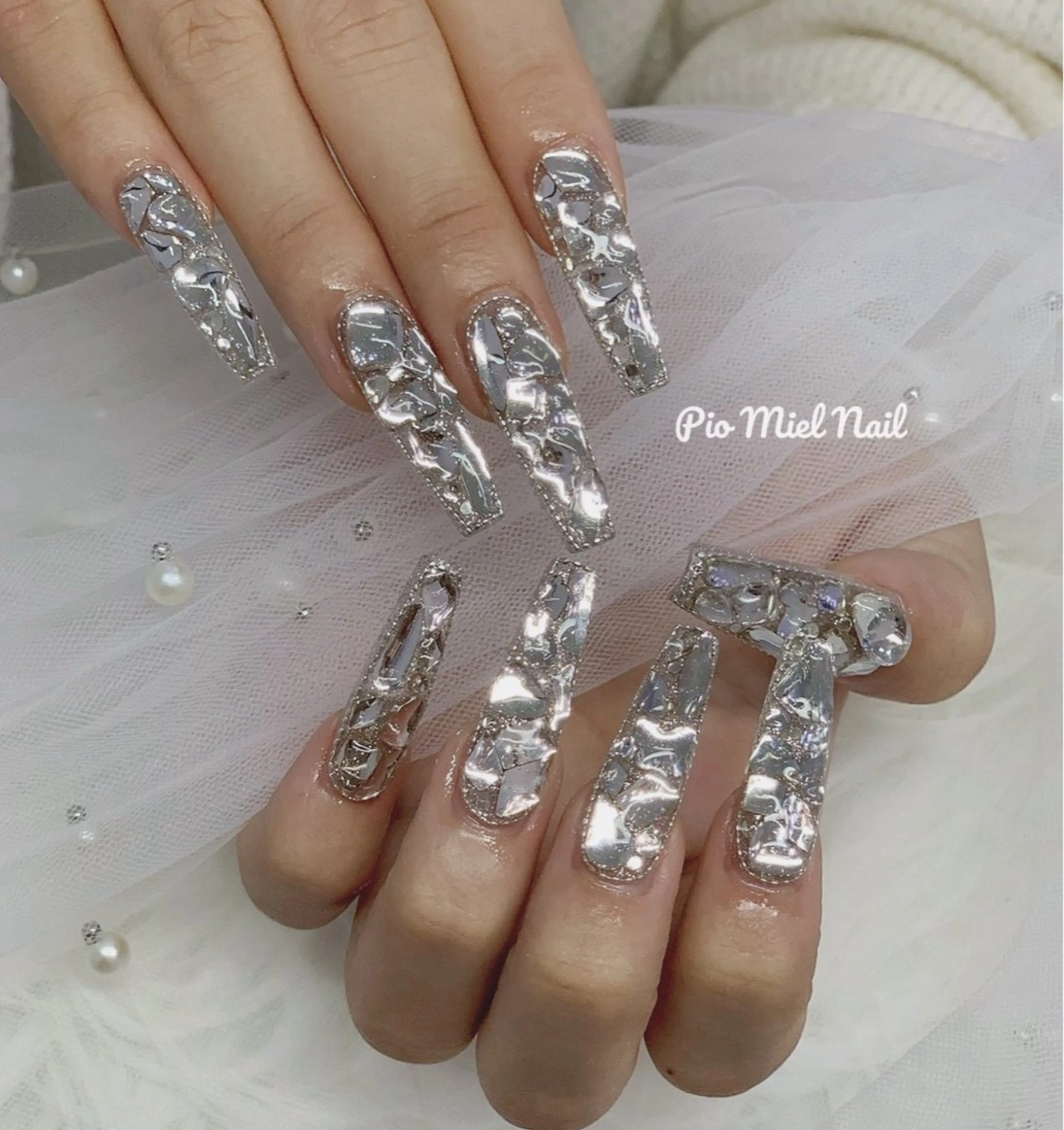 ネイル ゴージャス ロングネイル ミラーネイル シルバー ストーンネイル ハンドネイル HANA 長さだしのネイルデザイン