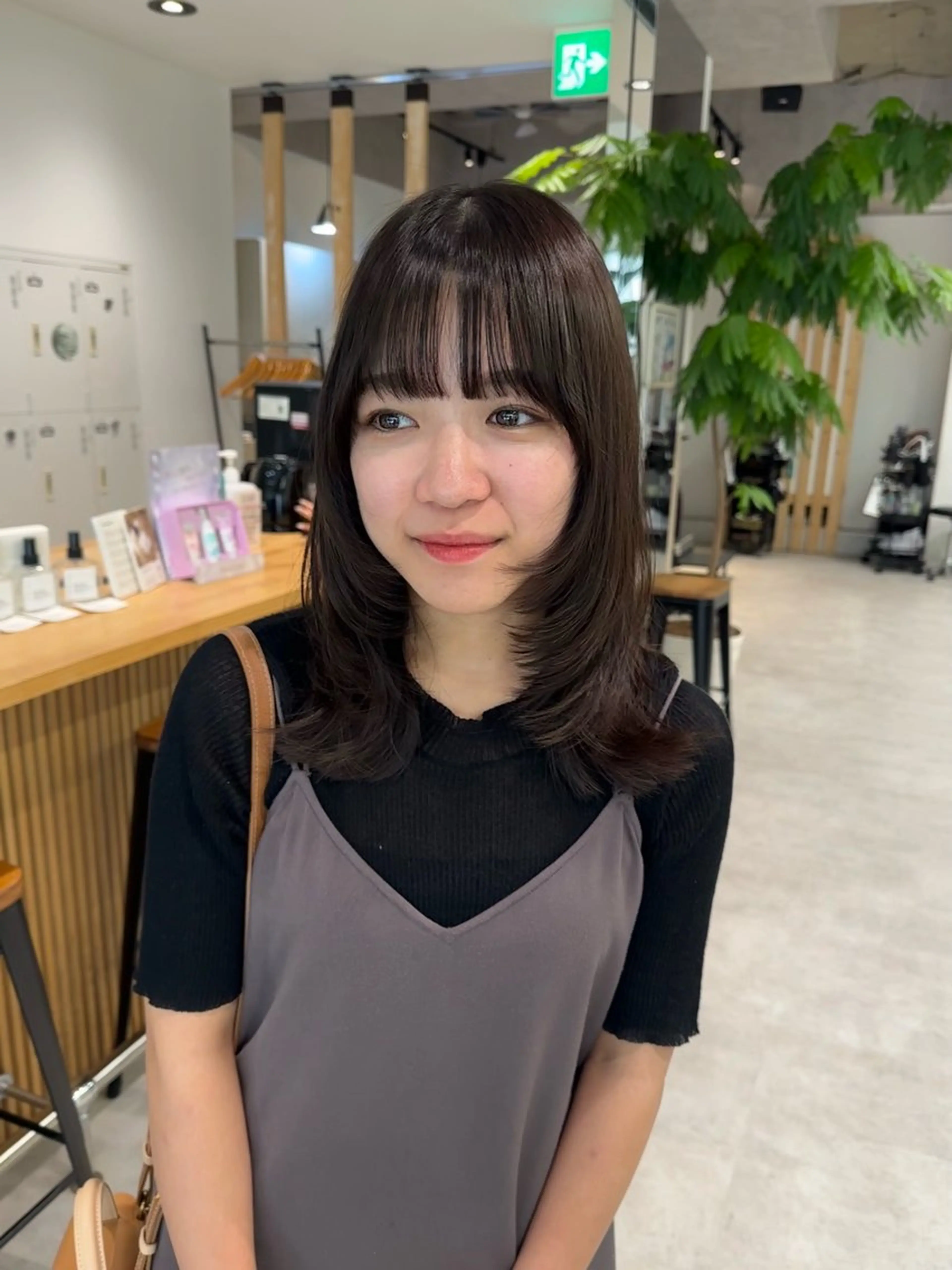 ミディアム カラー レイヤー/顔まわり カット/地毛風カラーのヘアスタイル