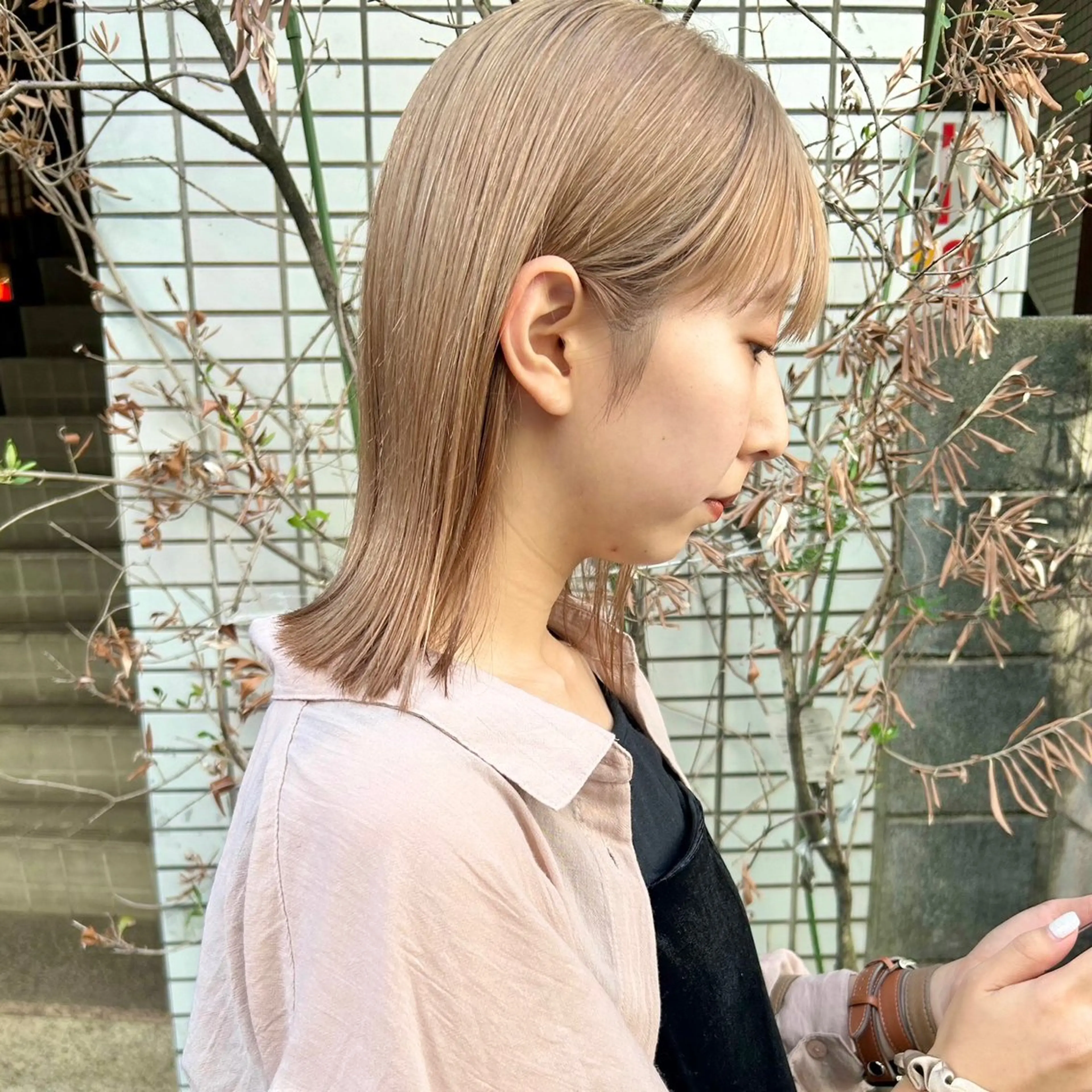 ミディアム カラー ベージュカラー ブリーチ ワイドバング ヘアカラー トリートメント ハイトーン/ブリーチ 似合せカット/パーマのヘアスタイル