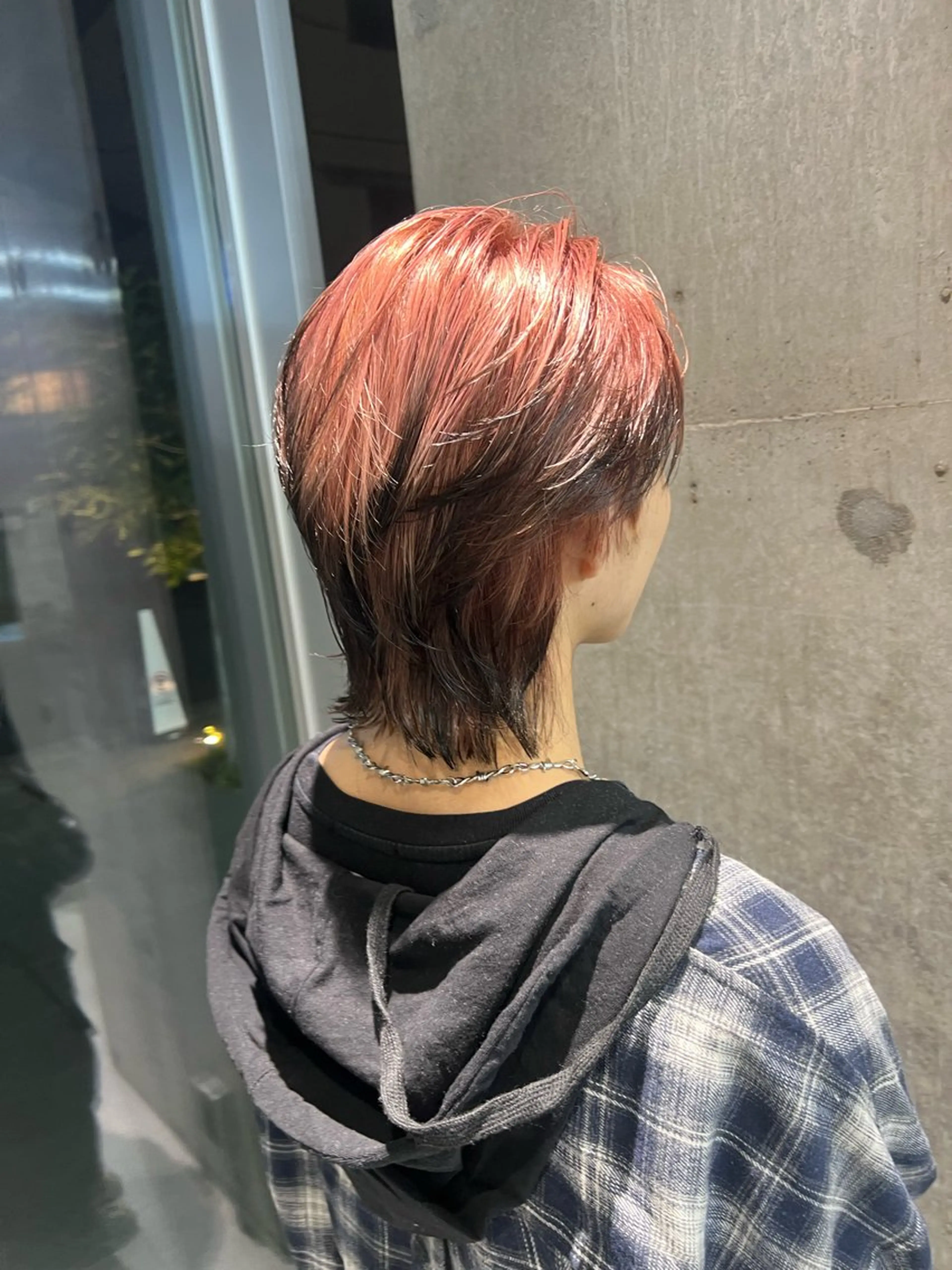 カラー メンズ メンズウルフカット 黒髪 ピンクカラー ウルフカット カット ヘアカラー 吉沢遣人/レイヤー 艶カラー/抜け感のヘアスタイル