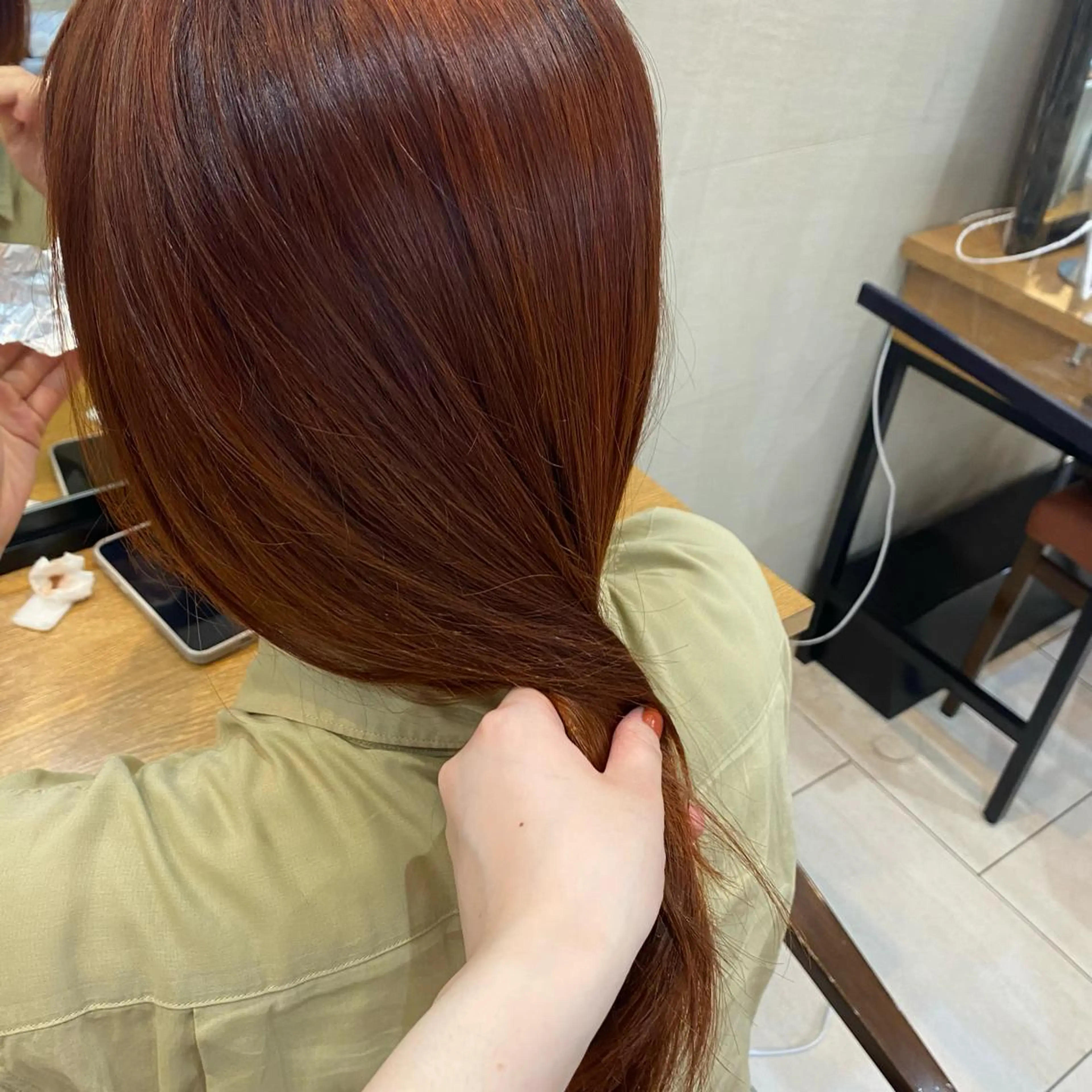 ロング カラー オレンジ あやめ【顔まわり/レ イヤー/柔らかカラ】のヘアスタイル