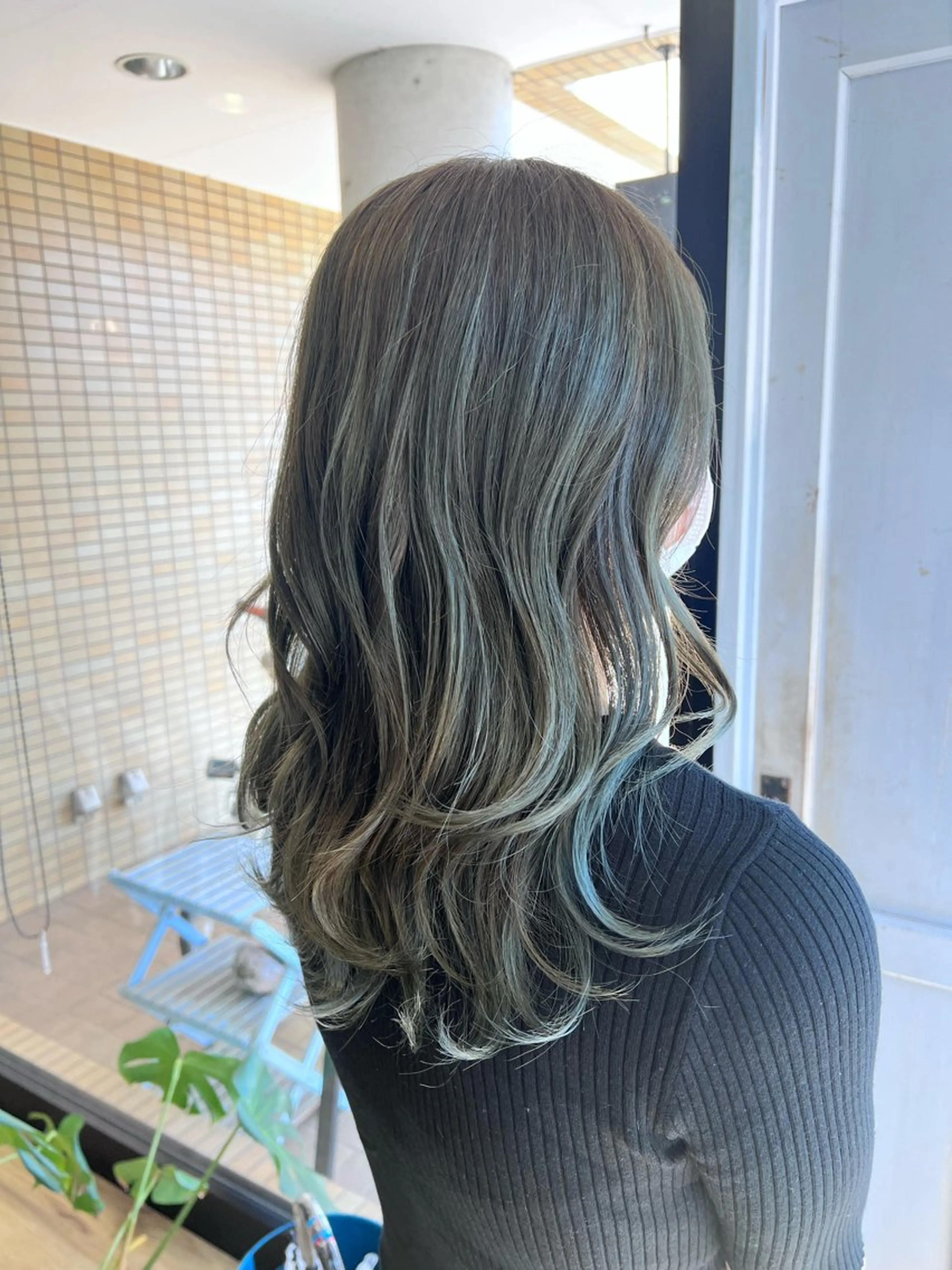 ロング カラー ブリーチ グレージュ オリーブグレージュ オリーブグレー ヘアカラー トリートメント ツキダテ ユイのヘアスタイル
