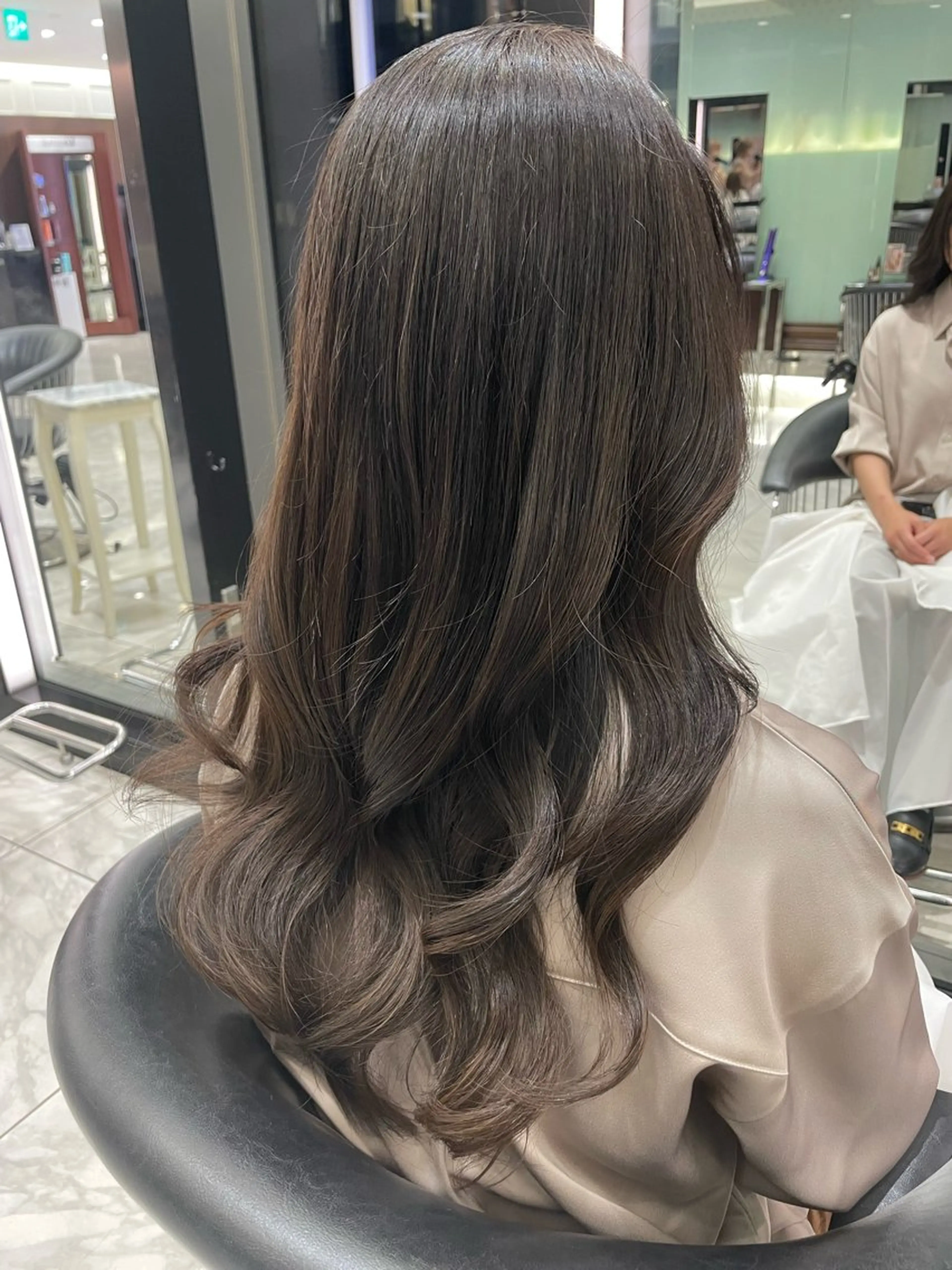 ロング カラー くびれヘア 顔まわりレイヤー 髪質改善 ヨシンモリ 韓国風ヘア ヘアカラー コテ巻きパーマ 藤野佑成のヘアスタイル