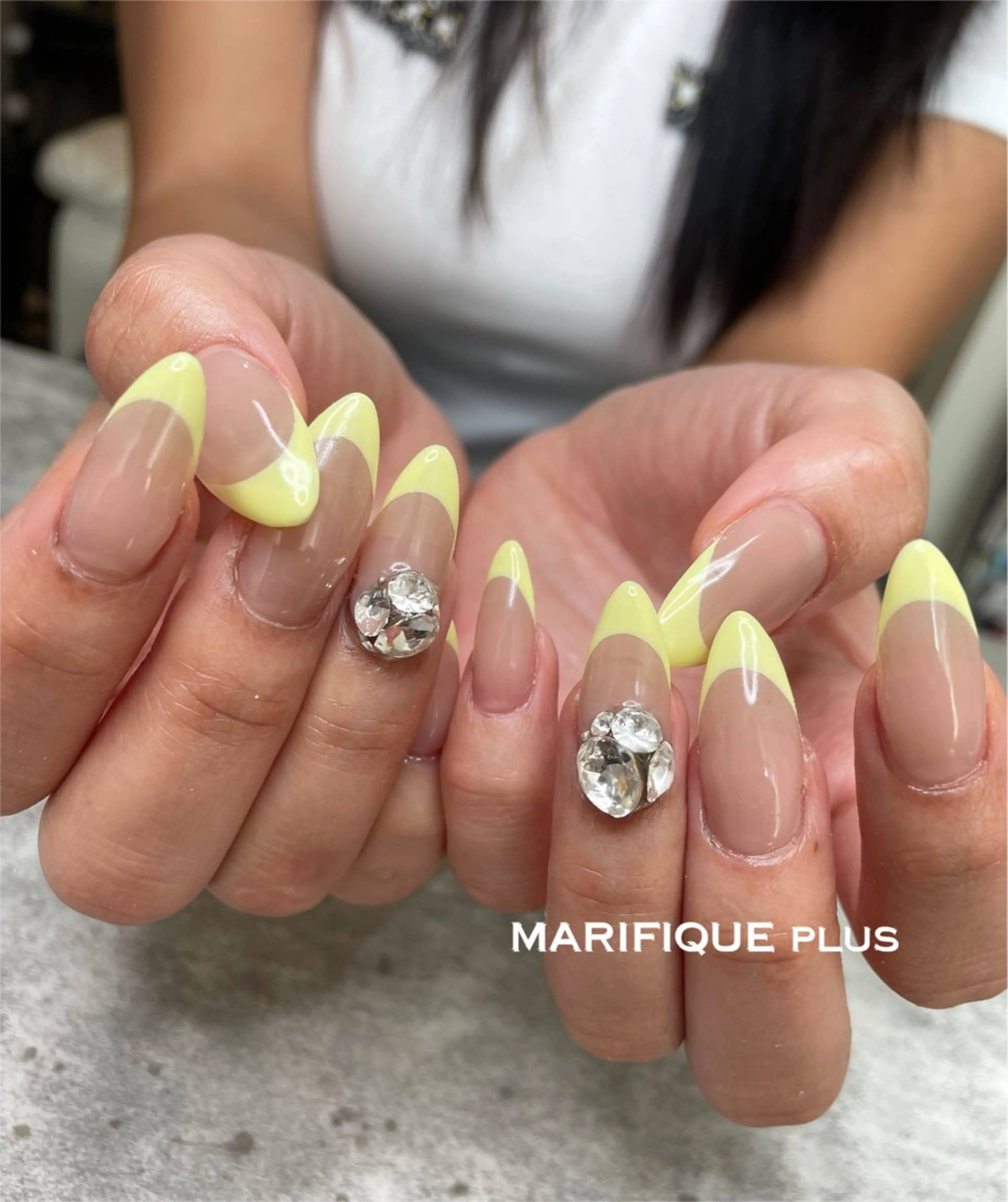 ネイル フレンチネイル 春ネイル ストーンネイル 黄色 ハンドネイル ma riのネイルデザイン