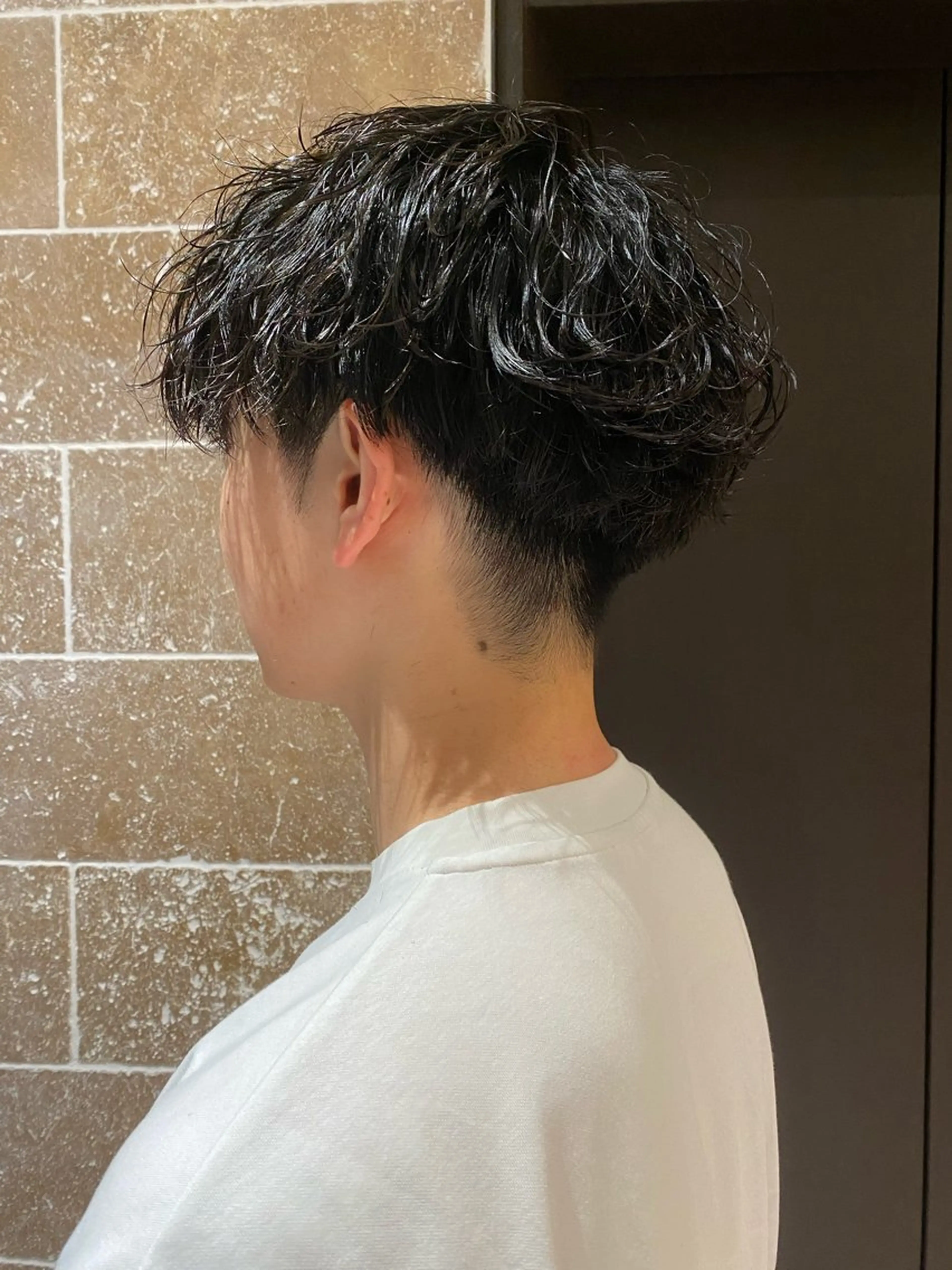 パーマ メンズ マッシュ 刈り上げ 波巻きパーマ 韓国ヘア/ハイトーン /髪質改善/ウチダのヘアスタイル