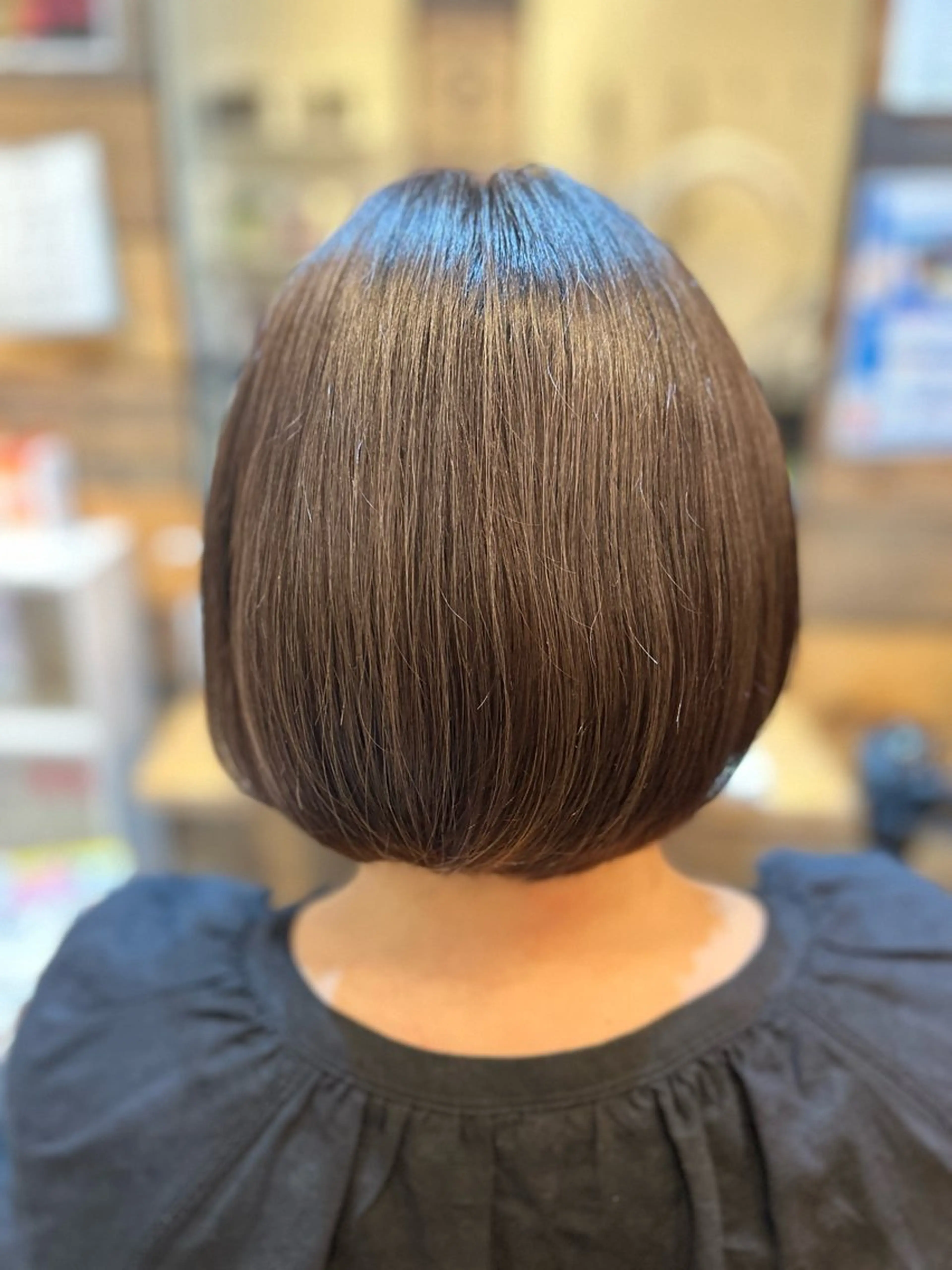 ショート カラー ハイライトカラー シルバー ボブ ハイライト 平松 舞衣のヘアスタイル