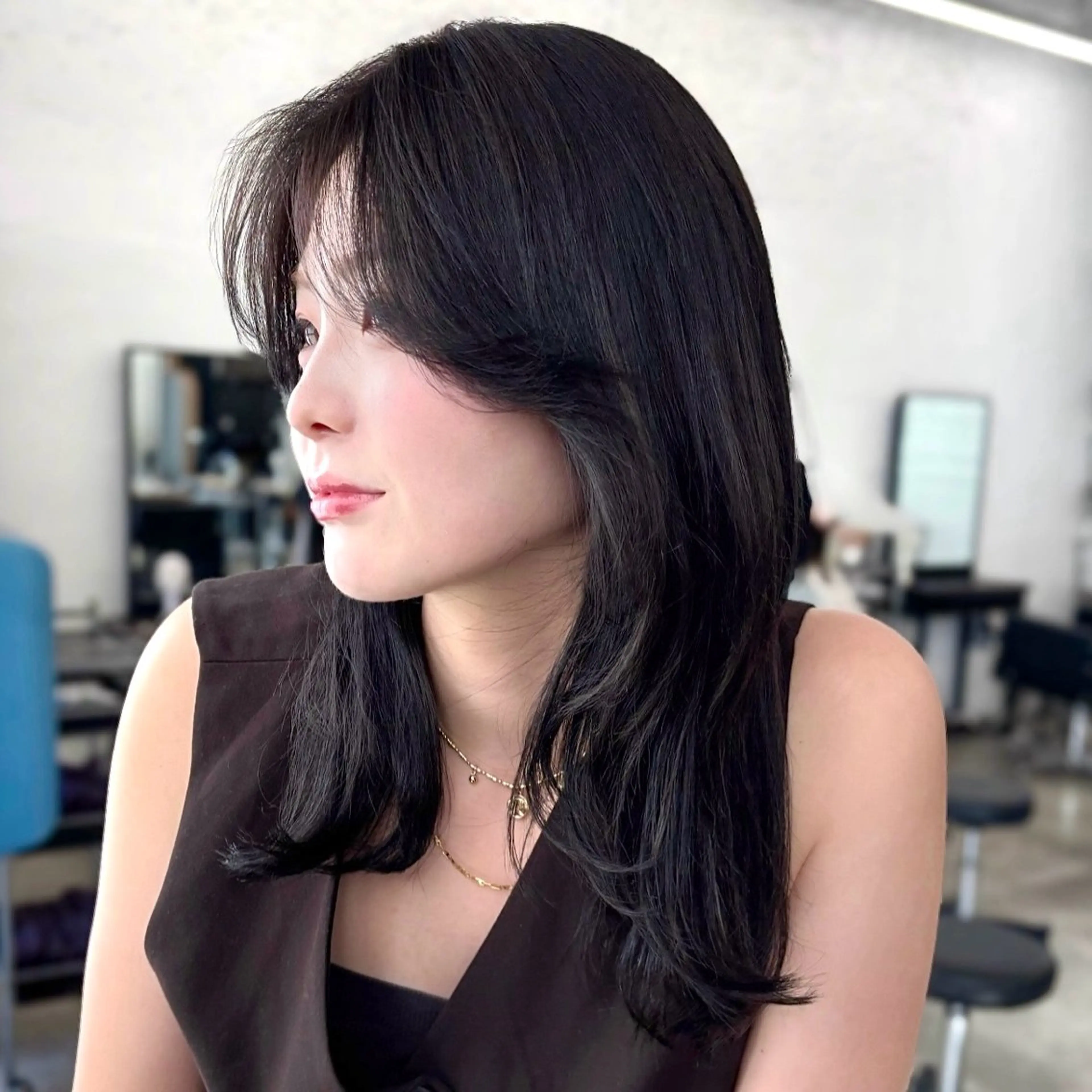 ミディアム カラー 黒髪 ブルーカラー ブルーブラック レイヤーカット 似合わせカット カット ヘアカラー トリートメント 顔まわり🥨レイヤー /透明感/水口舞奈のヘアスタイル