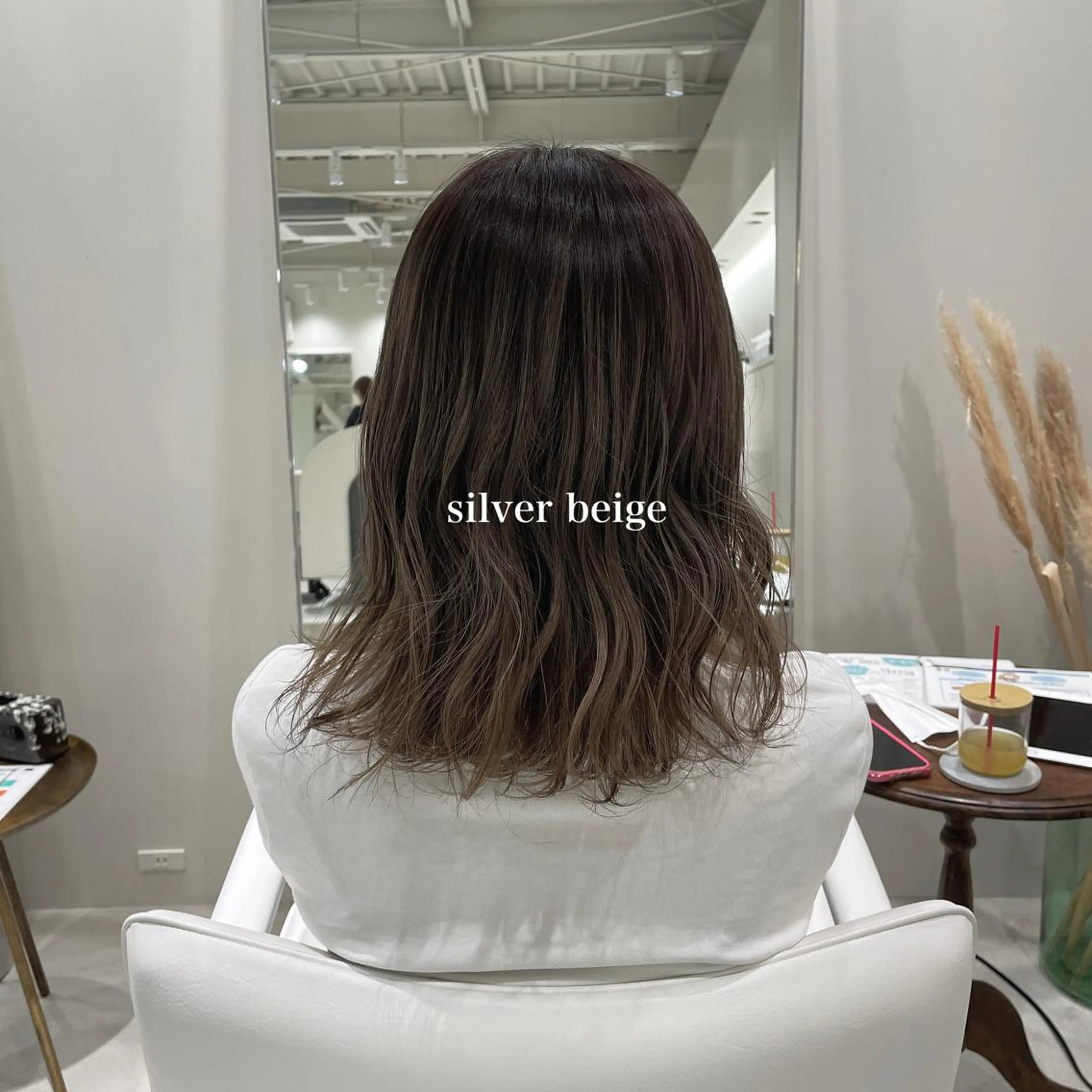 セミロング カラー ブリーチ グレージュ シルバー 卒業式のヘアスタイル 峯崎 葵のヘアスタイル