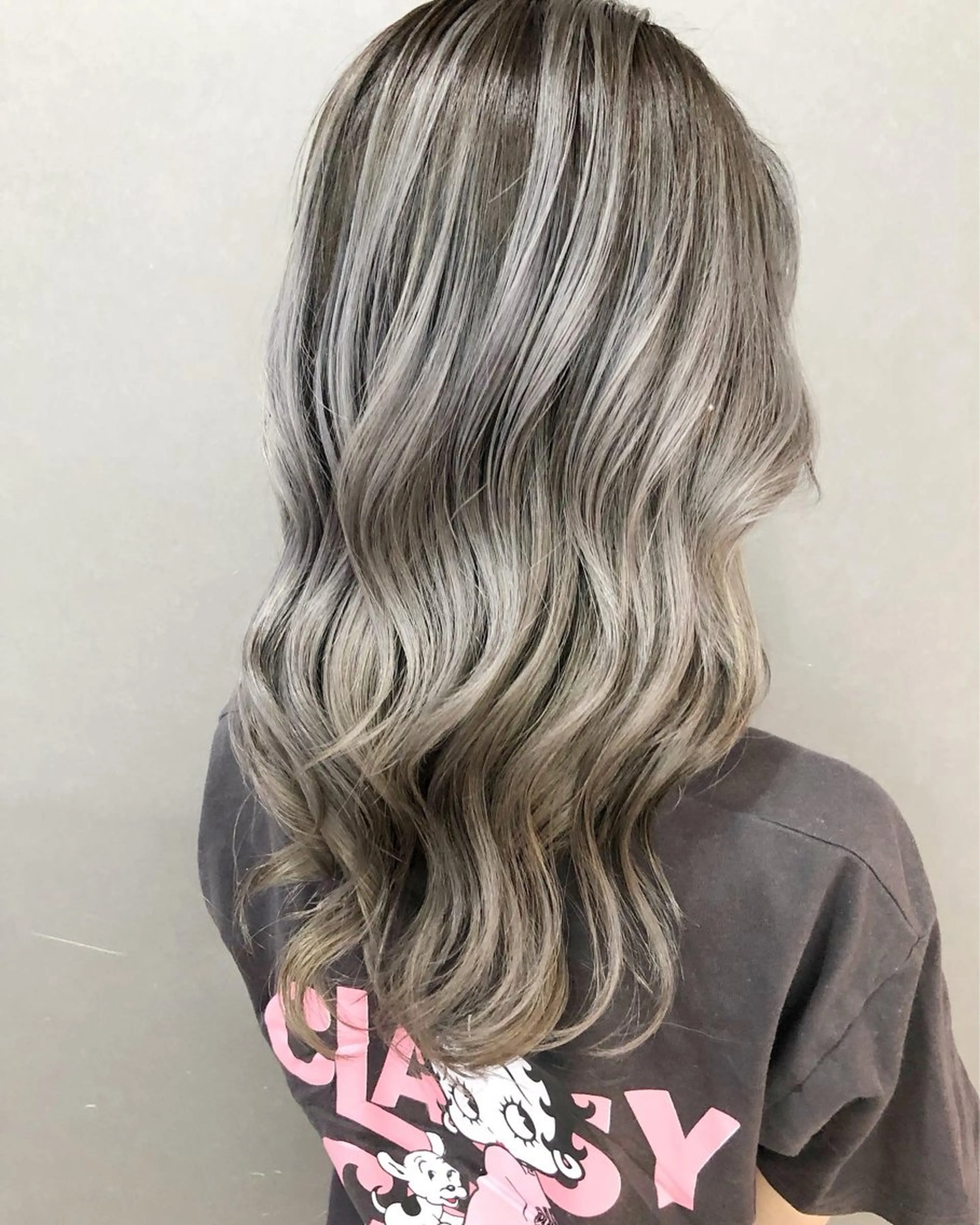 ロング カラー バレイヤージュ シルバー レイヤーカット レイヤーブリーチ特化 ホワイト専門/岸のヘアスタイル