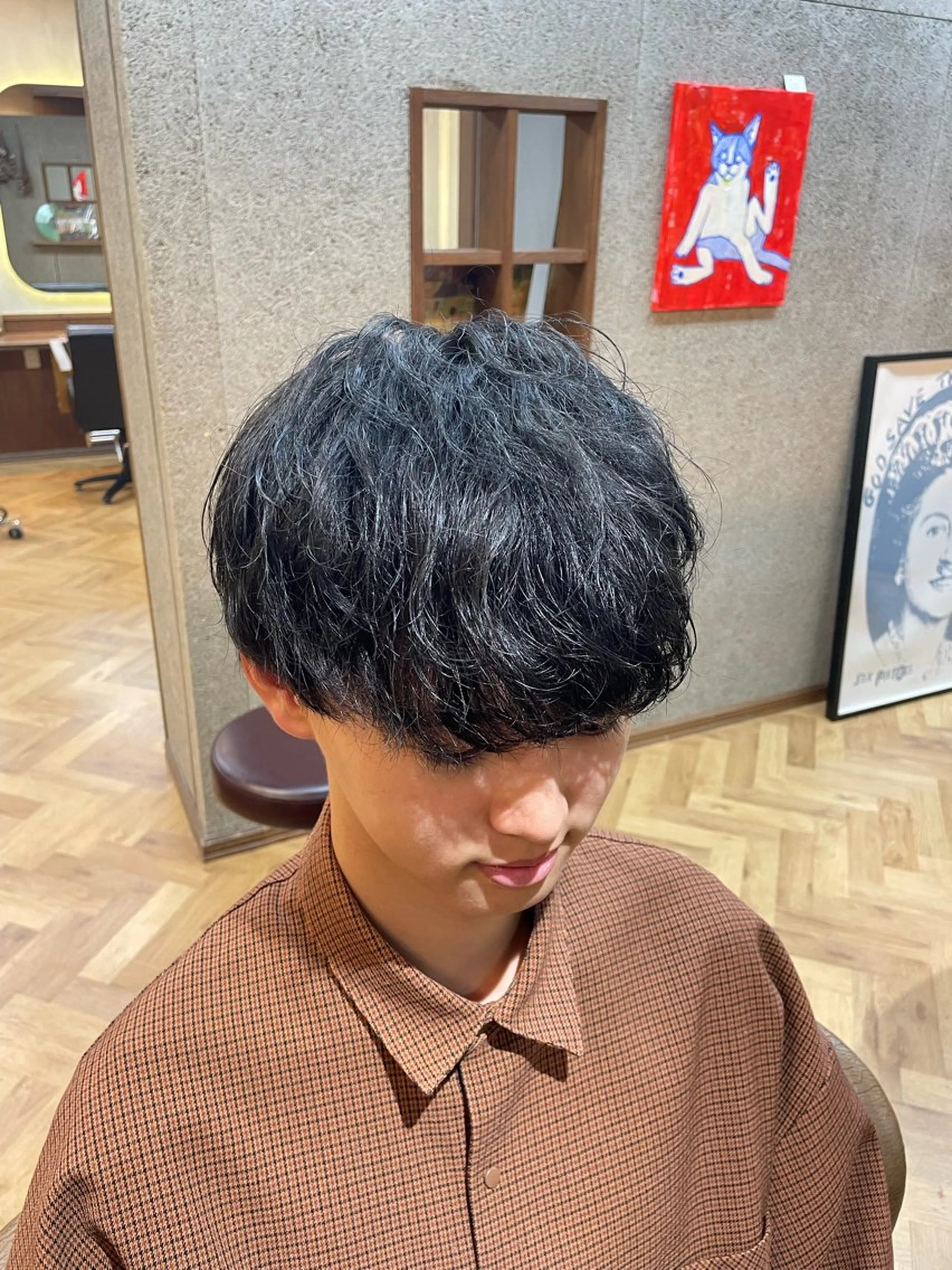 ショート カラー メンズ 黒髪 ブルーカラー ブルーブラック ヘアカラー 慎太朗/パーマ/ボブ /センターパートのヘアスタイル