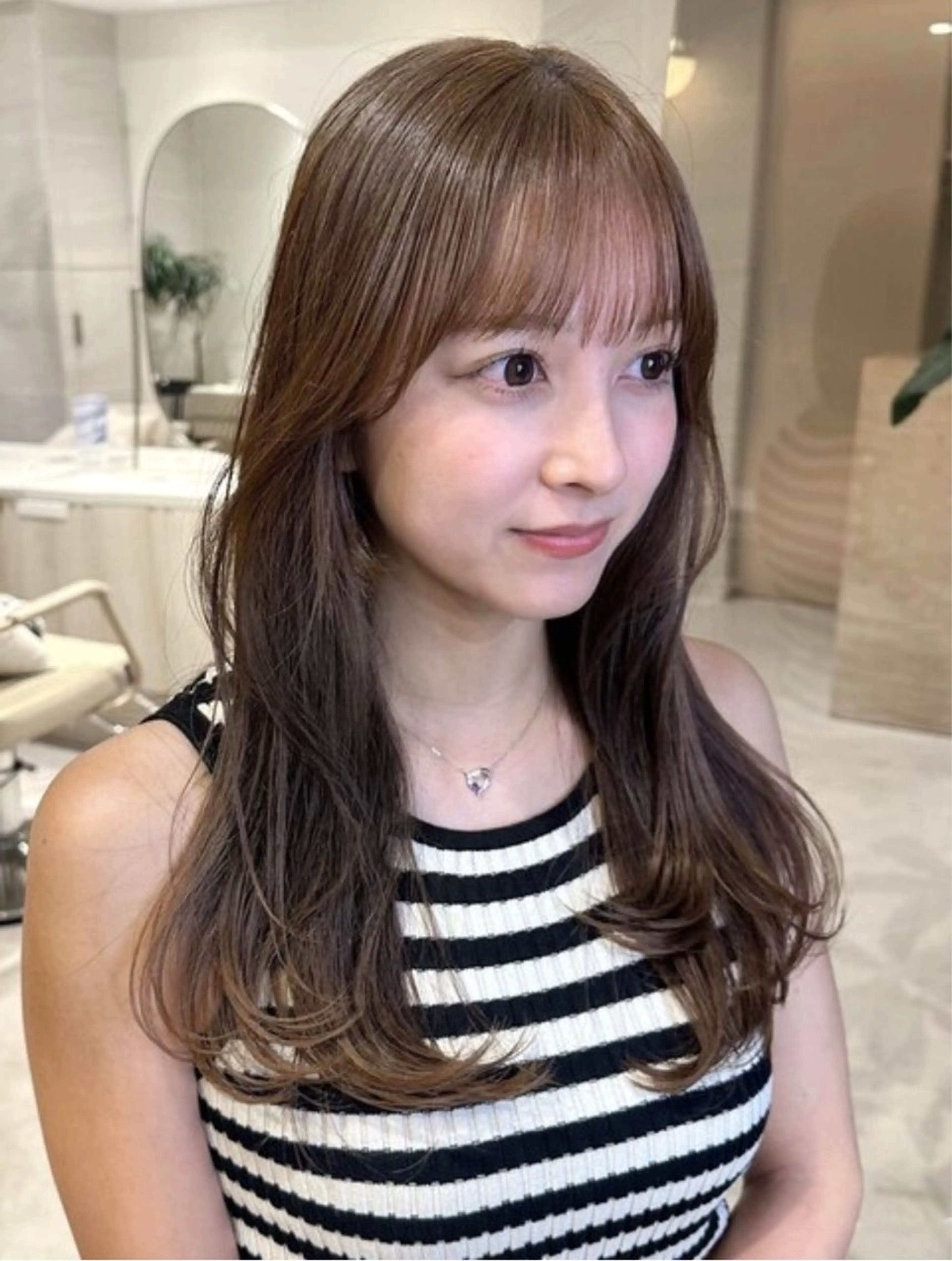 ロング カラー アッシュ ベージュカラー 透明感カラー くびれヘア 韓国風ヘア カット カット無料｜レイヤー カット｜韓国モテへアのヘアスタイル