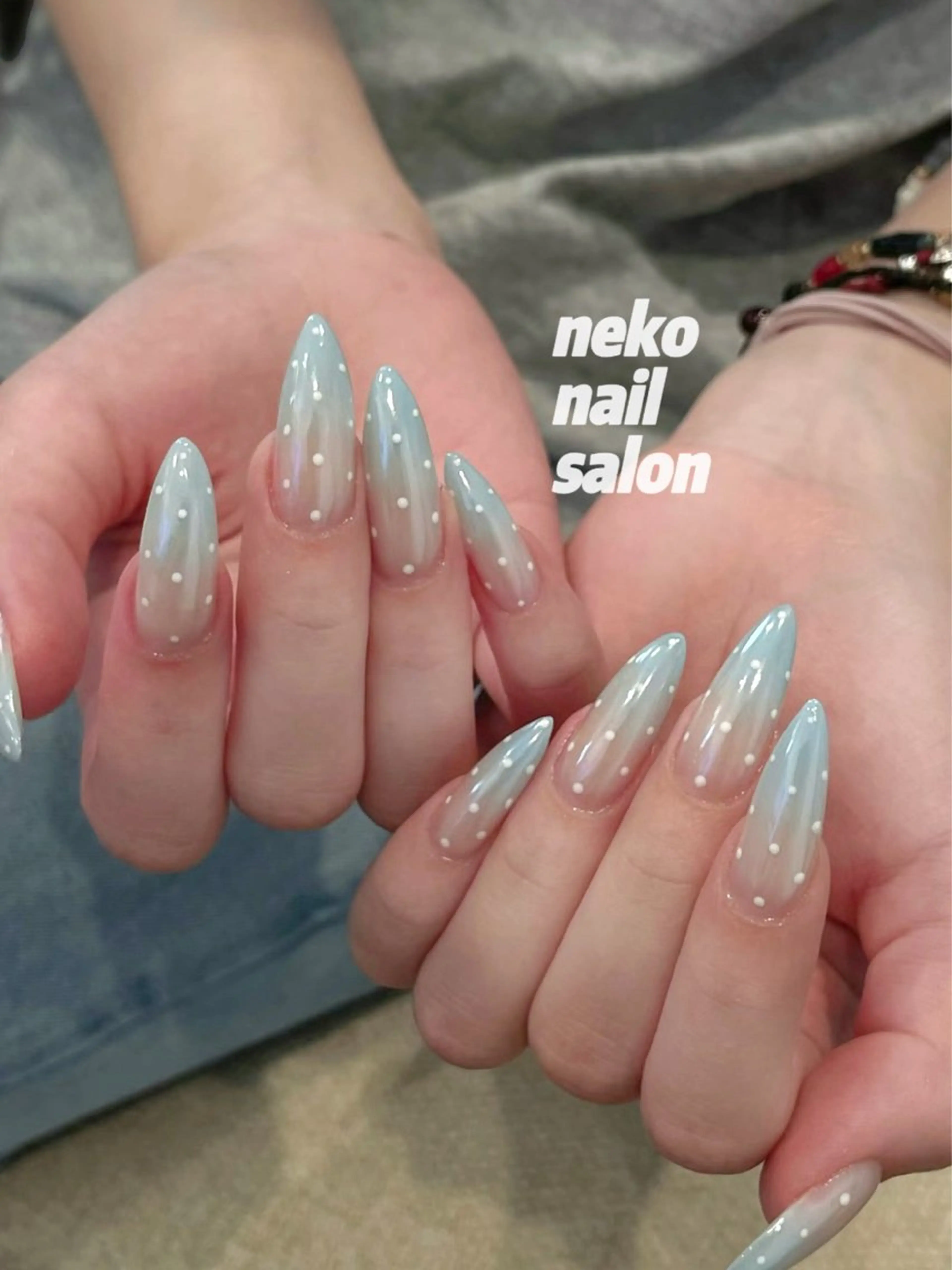ネイル オーロラネイル ドット ガーリー 春ネイル ハンドネイル neko nailのネイルデザイン