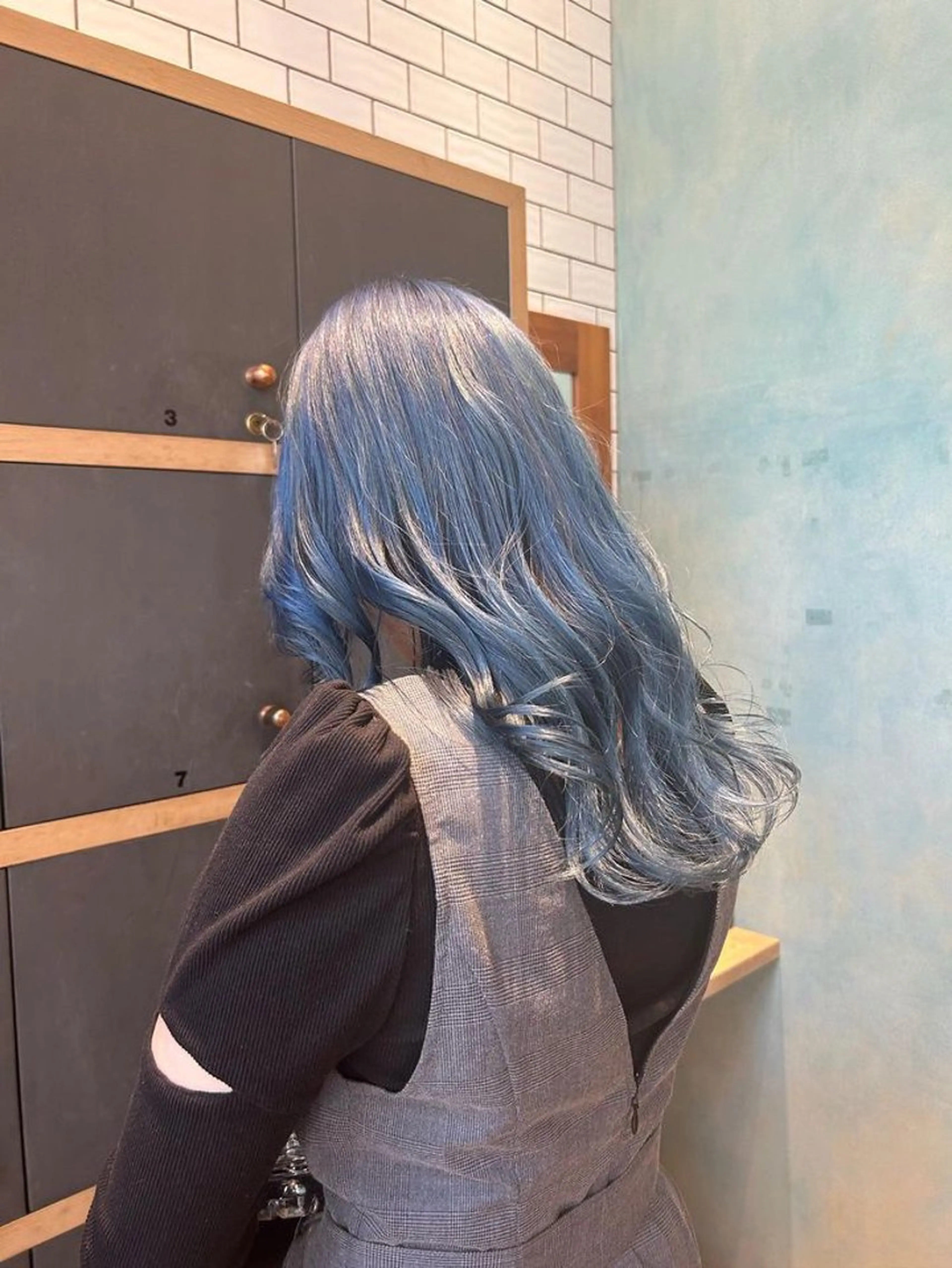 ロング カラー ヘアアレンジ ブリーチ ブルーカラー ブルージュ 中津/梅田/波巻き /髪質改善/愛芽のヘアスタイル