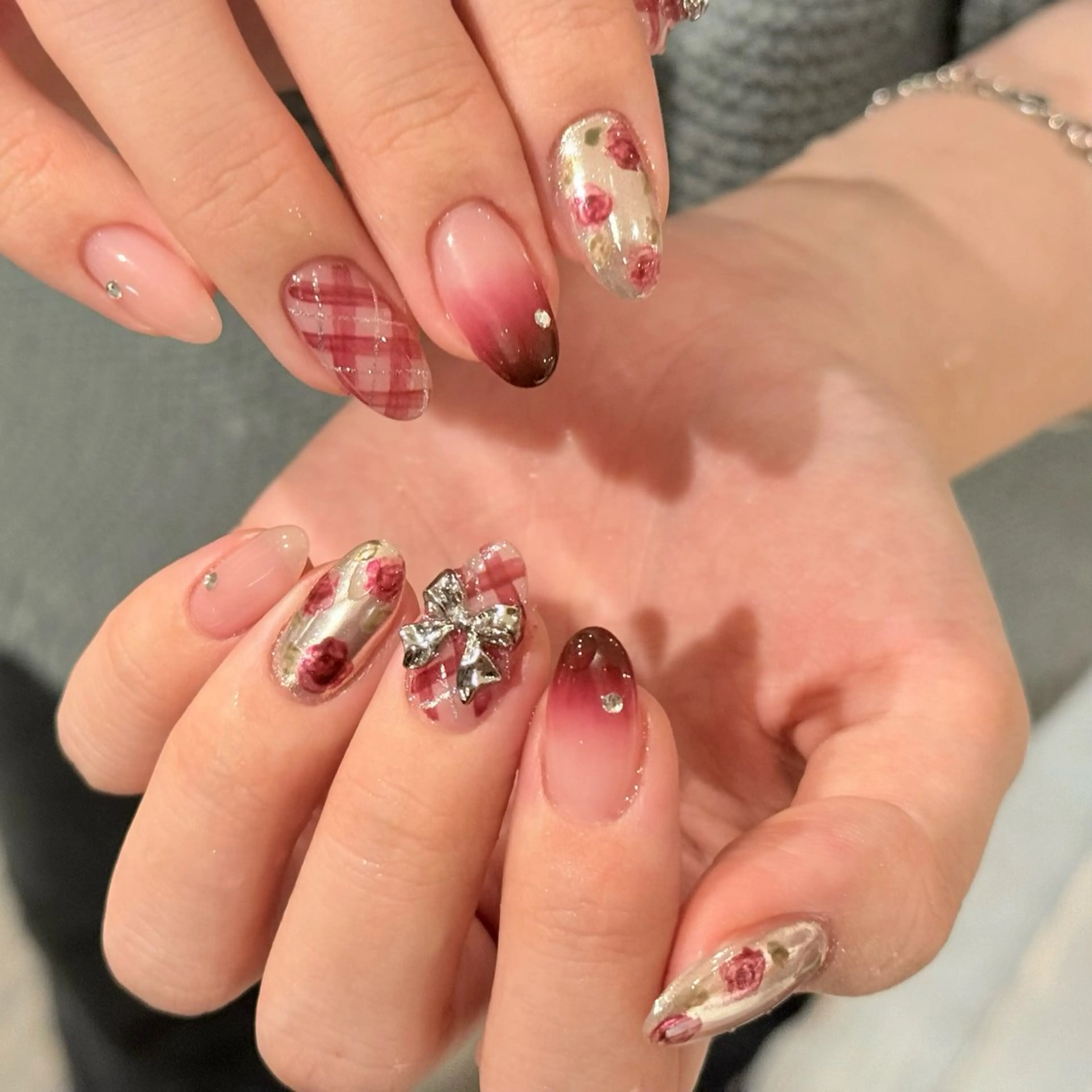 ネイル ボルドー グラデーション ミラーネイル ニュアンスネイル リボン ハンドネイル Karen 新宿のネイルデザイン