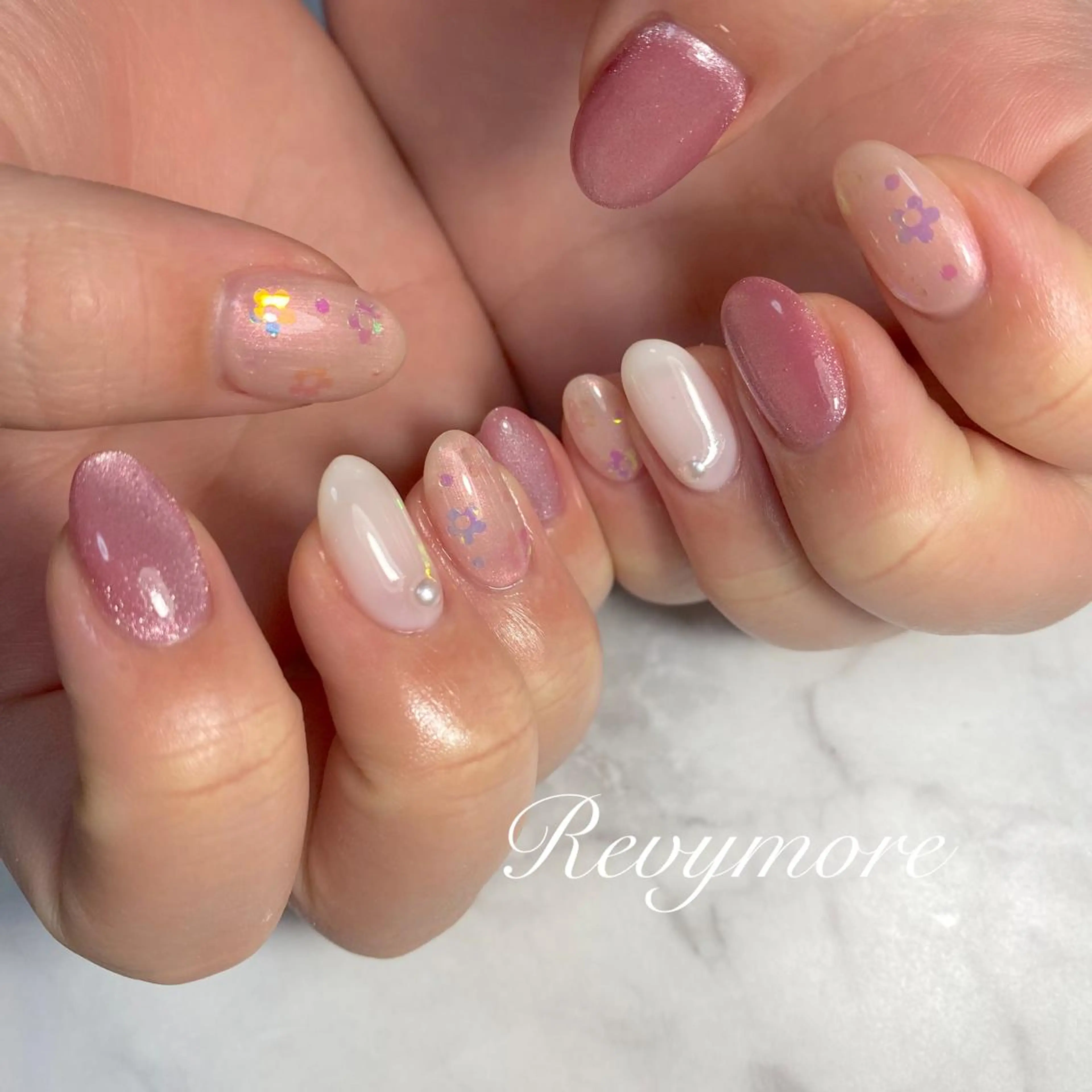 ミディアム ネイル 韓国風ヘア フラワーネイル ジェルネイル キラキラネイル 韓国ネイル nail salon Revymoreのネイルデザイン