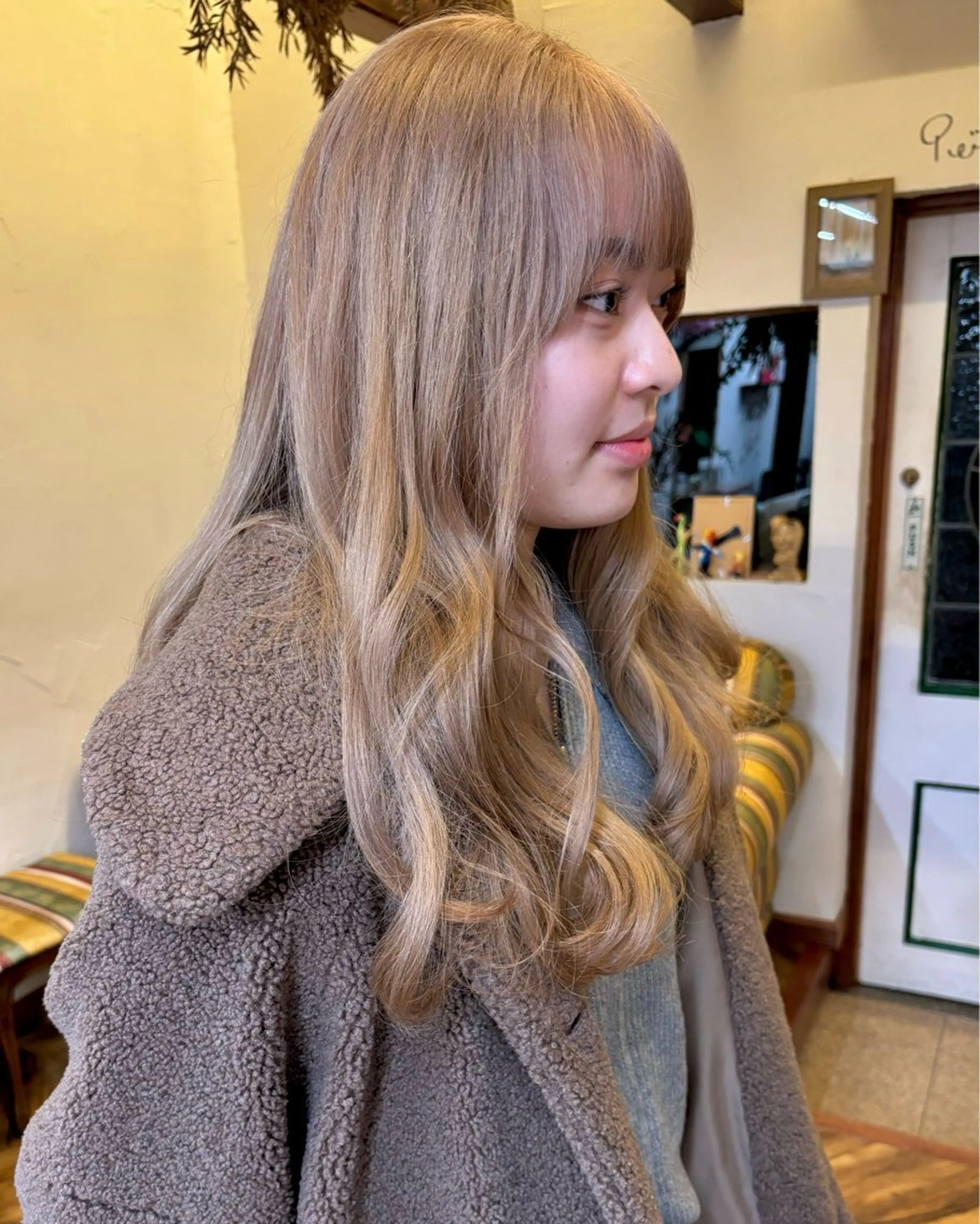 ロング カラー ベージュカラー ブリーチ ミルクティーベージュ カット ヘアカラー 美容室rin所属・大石 朱純のヘアスタイル
