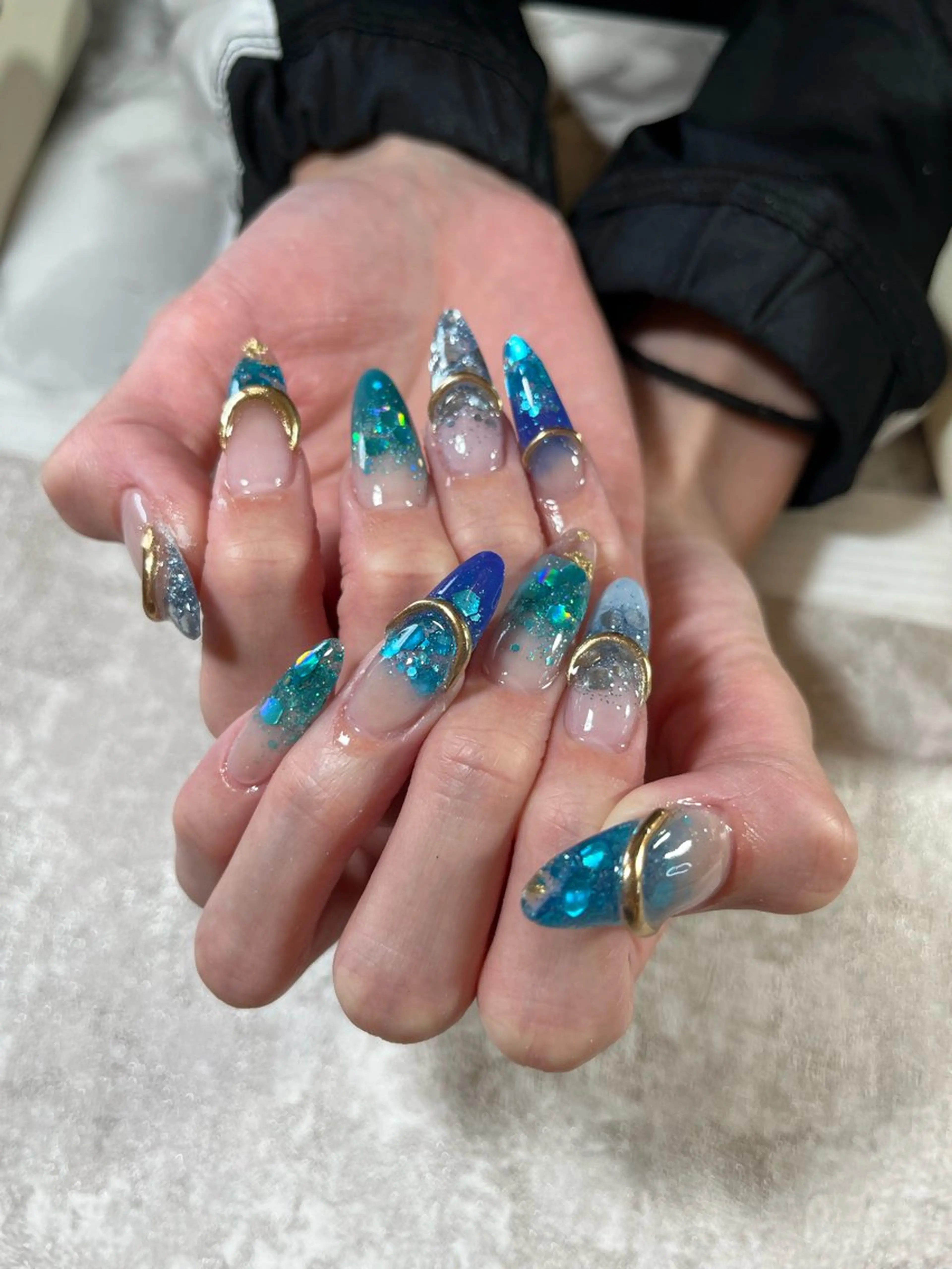 ネイル アートネイル グラデーション ラメ(グリッター) ラメグラデーション ミラーネイル ハンドネイル ハンドケア 蓑原 佳央里のネイルデザイン