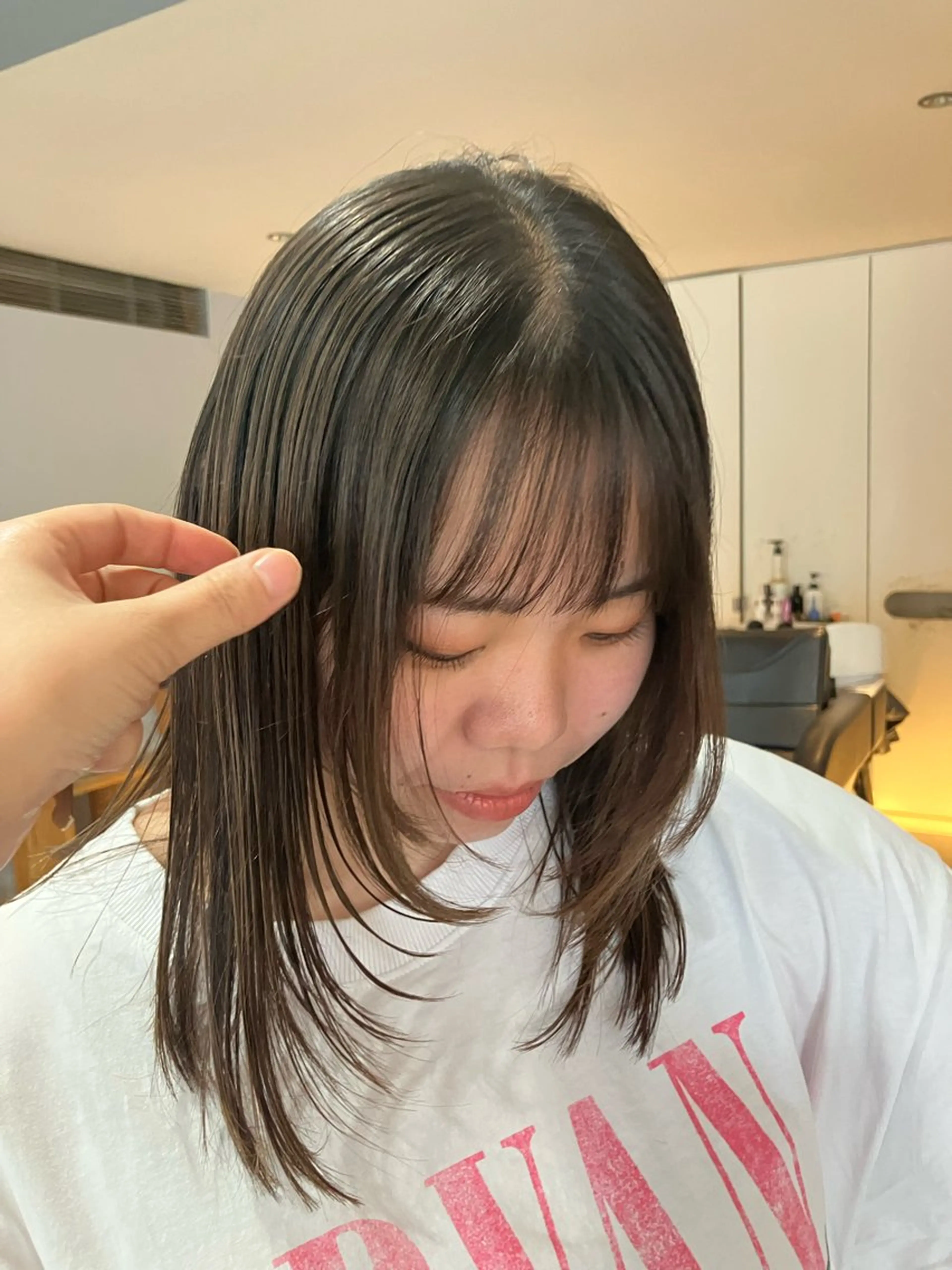 ミディアム 顔まわりレイヤー レイヤーカット 鈴木 世莉のヘアスタイル