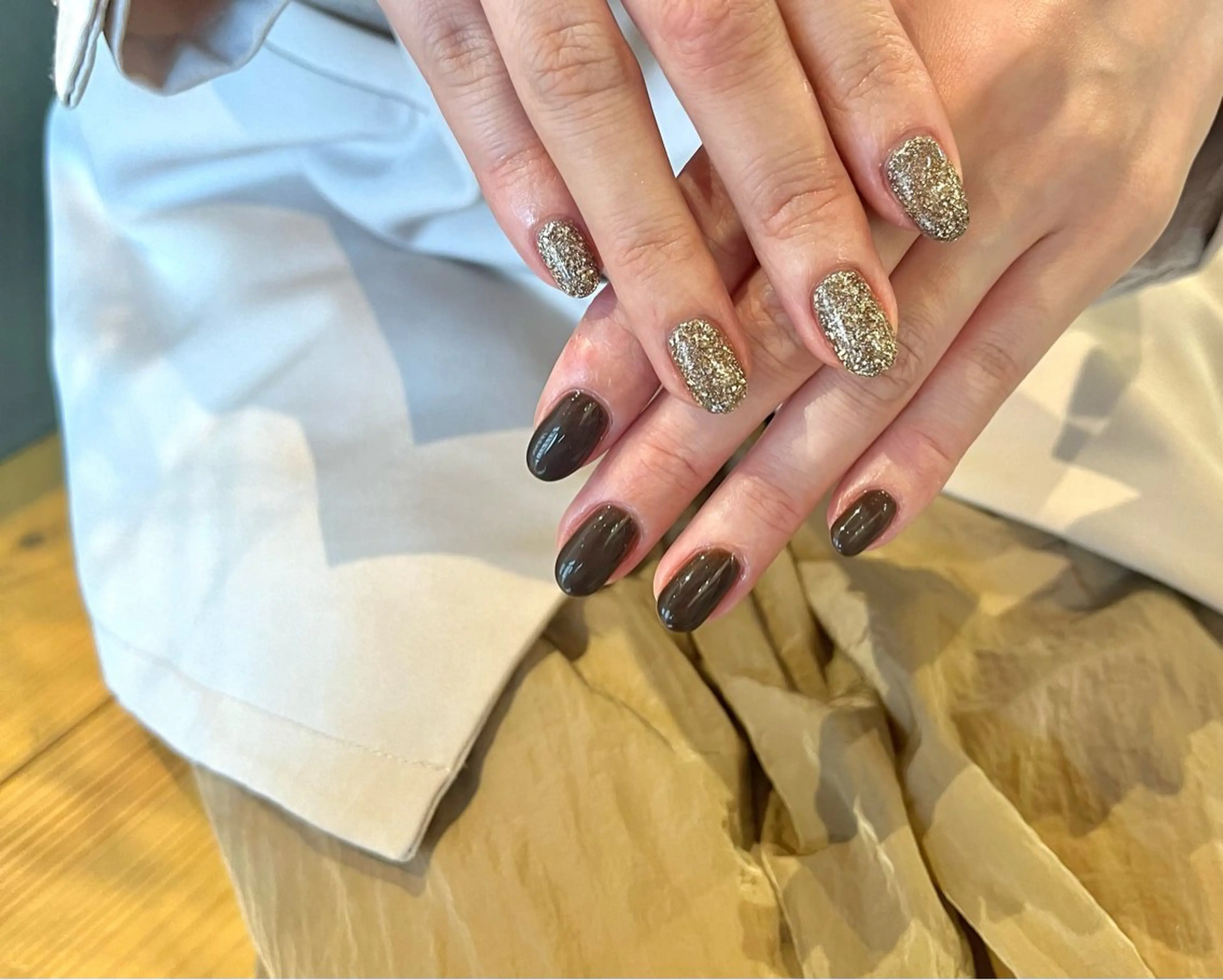 ネイル ブラウン ラメ(グリッター) ハンドネイル 友田 晴香のネイルデザイン