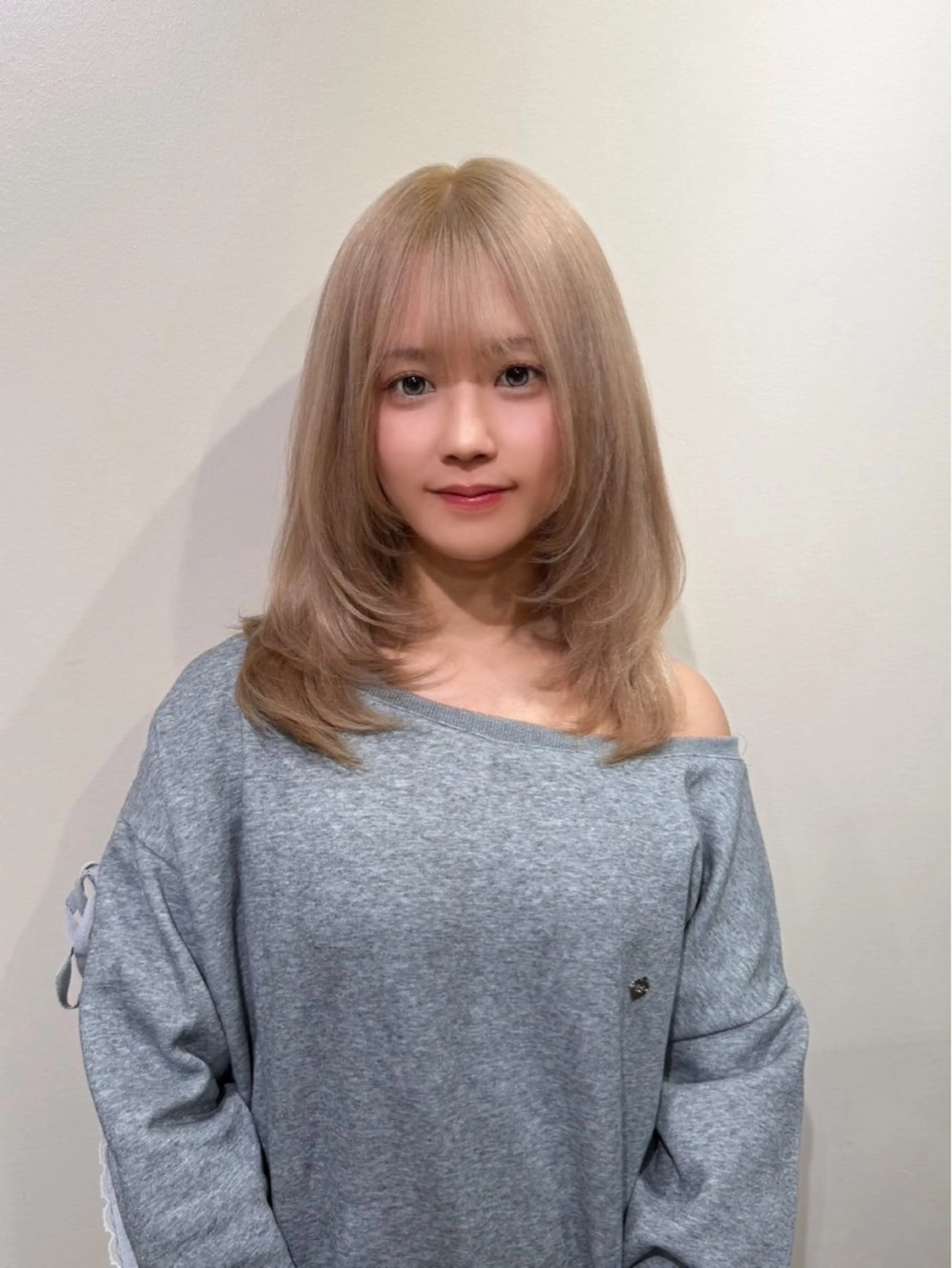 ミディアム カラー ブリーチ レイヤーカット ヘアカラー 🦋美髪／エクステ 🦋アベイクミのヘアスタイル