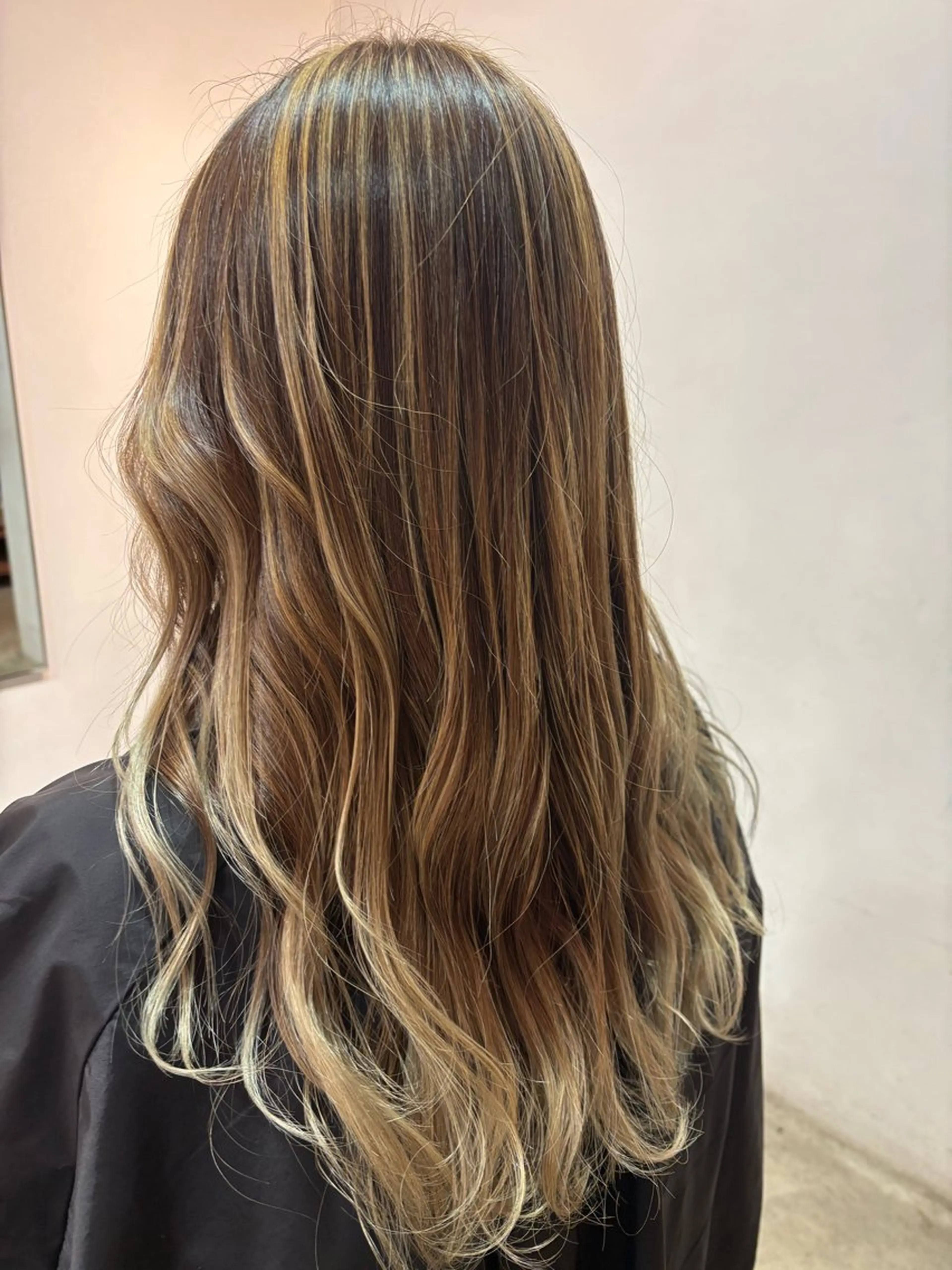 ロング ハイライト レイヤーカット イナイ ハルカのヘアスタイル