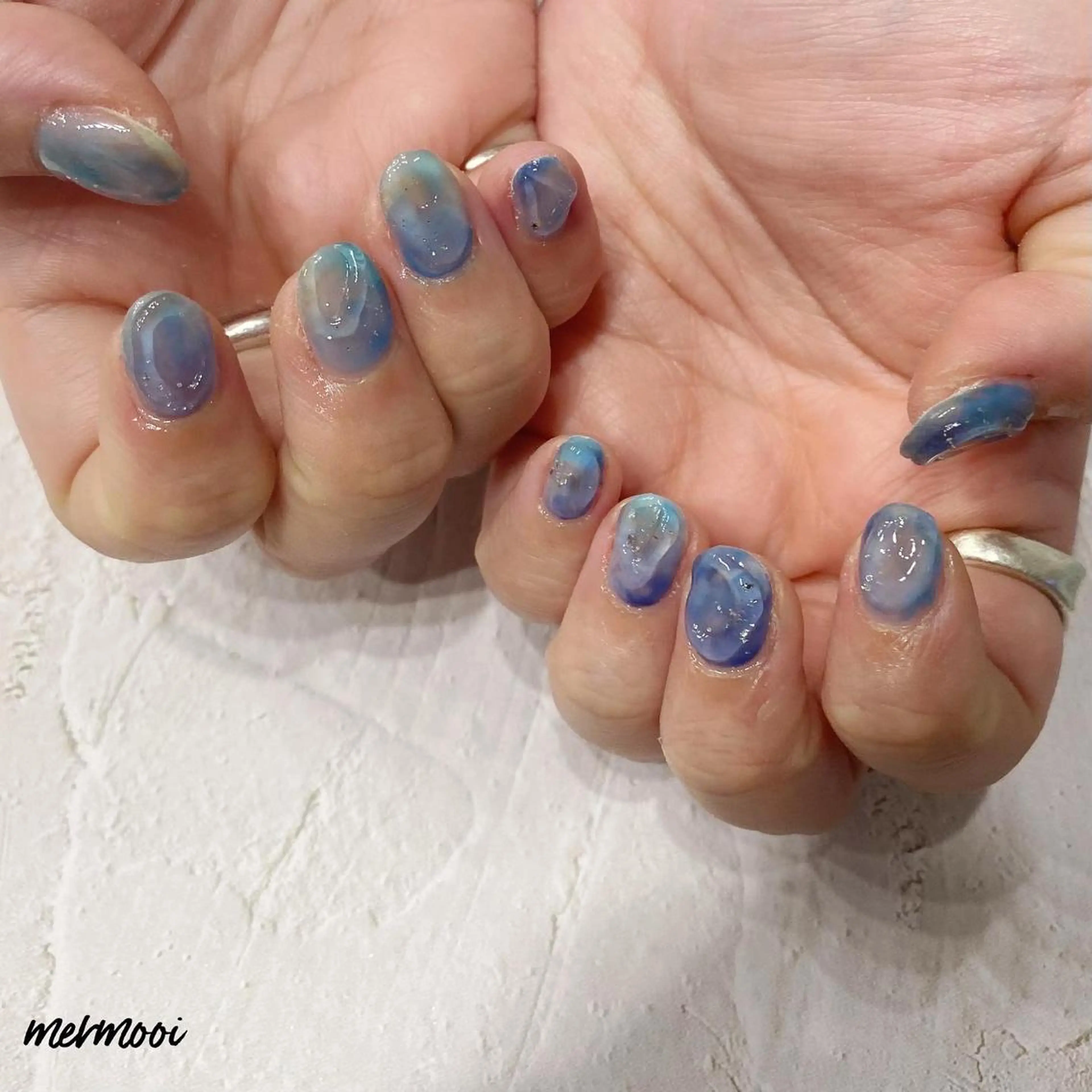 ネイル ブルー キラキラネイル ビー玉ネイル ニュアンスネイル スカルプネイル ハンドネイル melumooi nailのネイルデザイン