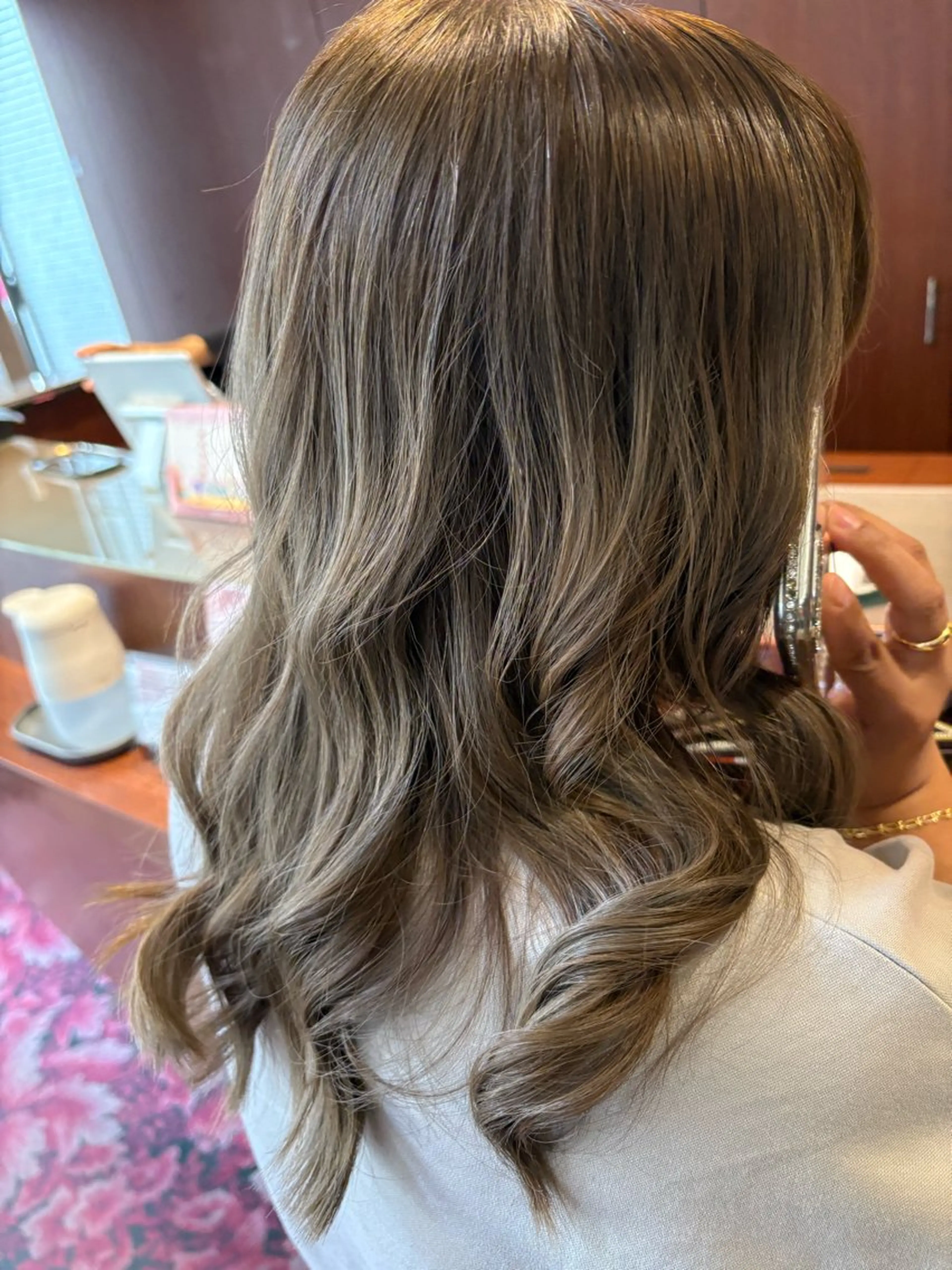 ミディアム カラー ヨウコ YOKOのヘアスタイル