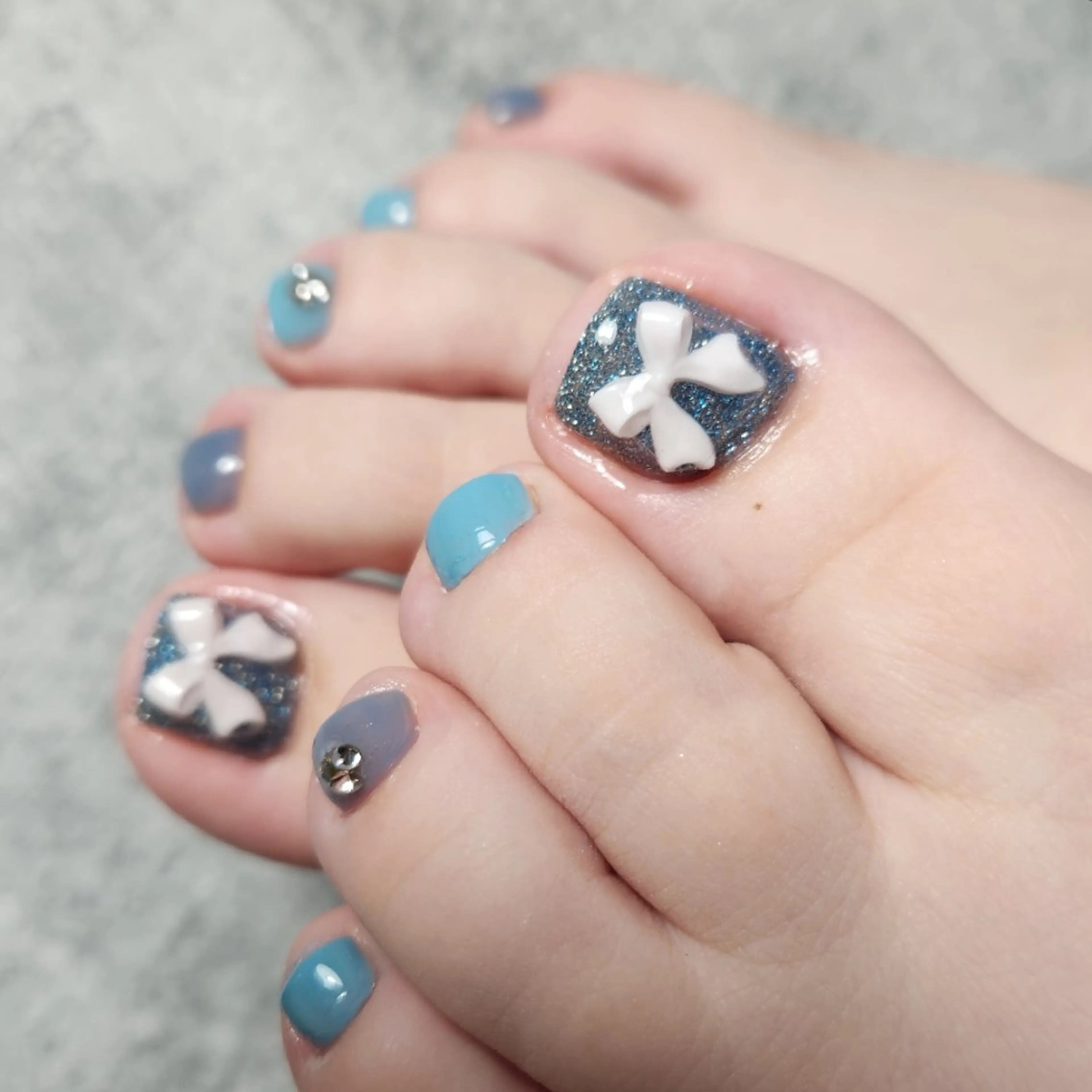 ネイル ブルー フラッシュネイル ラメ(グリッター) リボン フットネイル 個人サロン saltnailのネイルデザイン