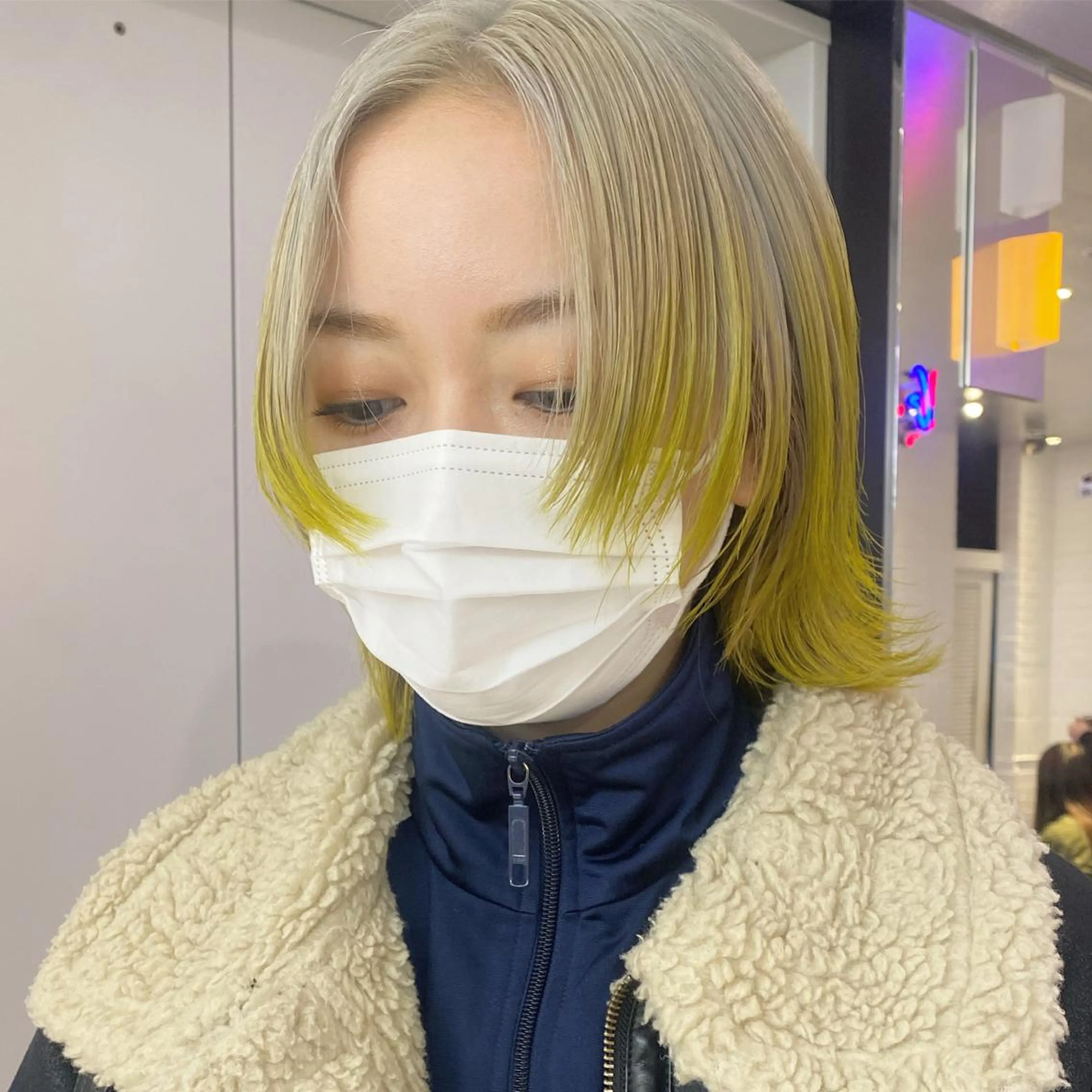 セミロング カラー パーマ ミストバング デザインカラー  フェイスフレーミング インナーカラー シルバー ヘアカラー トリートメント 🎨ハイトーン/ 切りっぱなし みつきのヘアスタイル