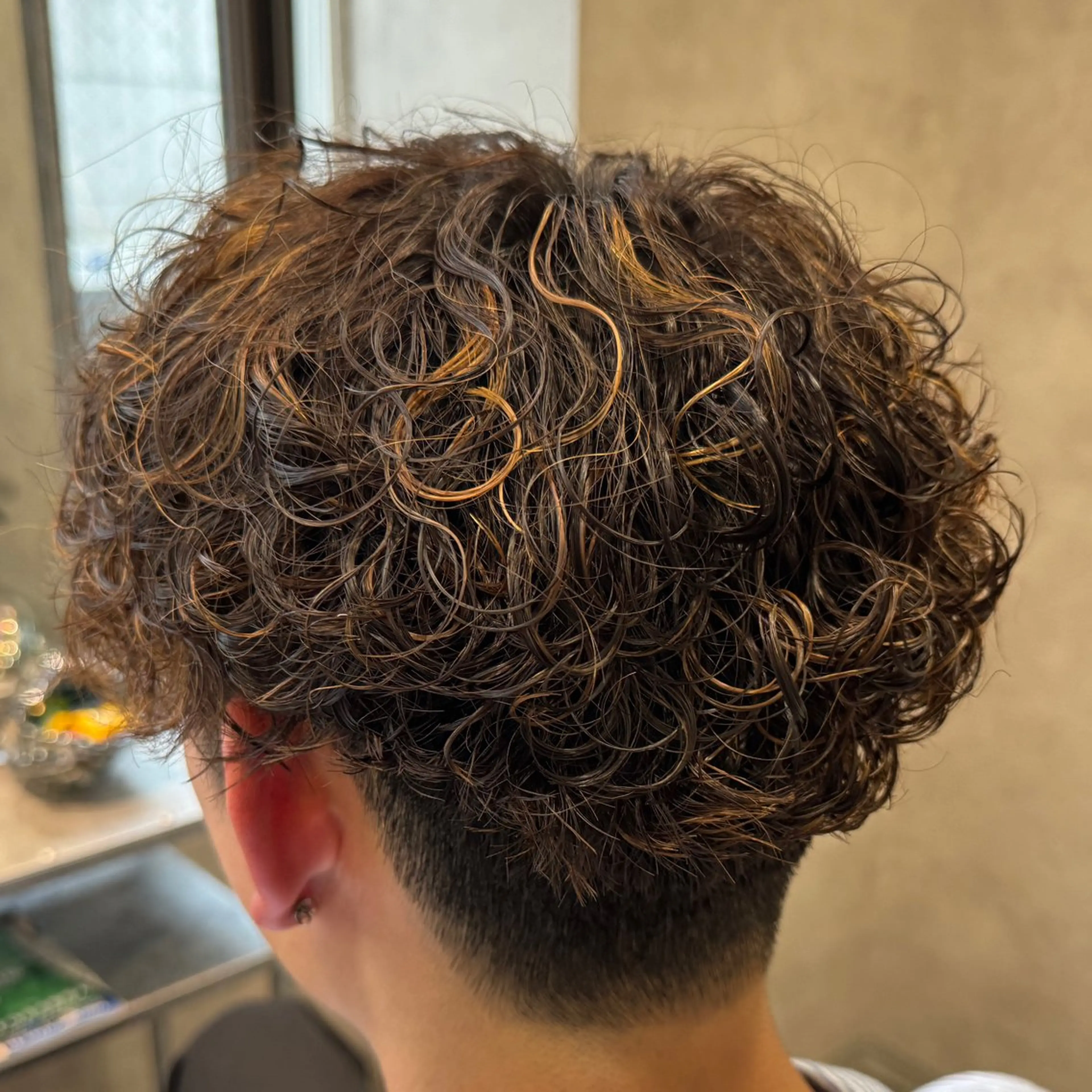 ショート パーマ メンズ メンズブリーチ メンズハイライト メンズメッシュ メンズパーマ プードルパーマ 優太朗/仙台/メンズ /波巻き/ツイスパ/のヘアスタイル