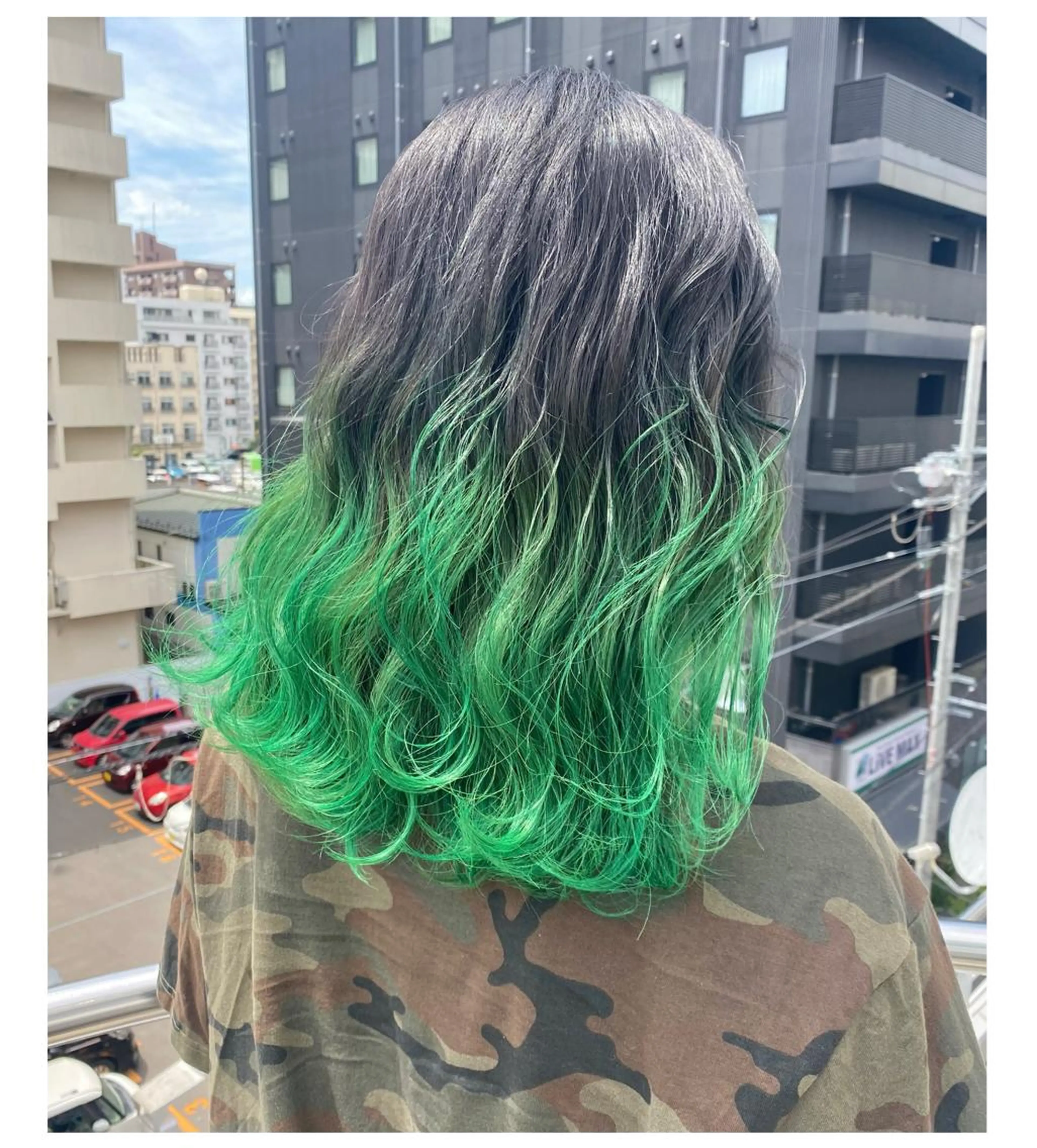 ミディアム カラー TSUNO🦖 派手髪/オタク美容師のヘアスタイル