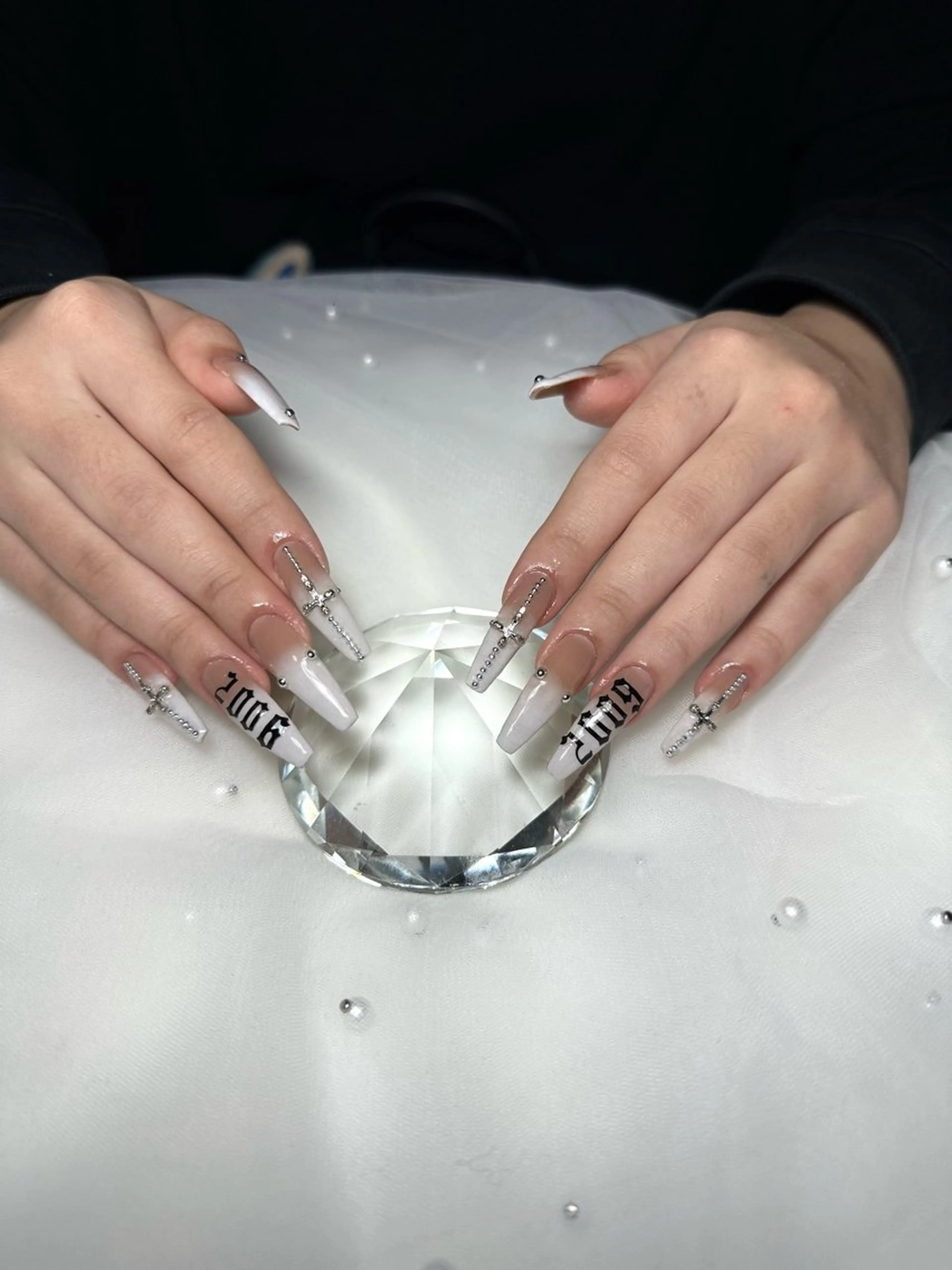 ネイル グラデーション ロングネイル ネイルチップ ワンホンネイル ホワイト ハンドネイル pikarin._.nails所属・pikarin nailsのネイルデザイン