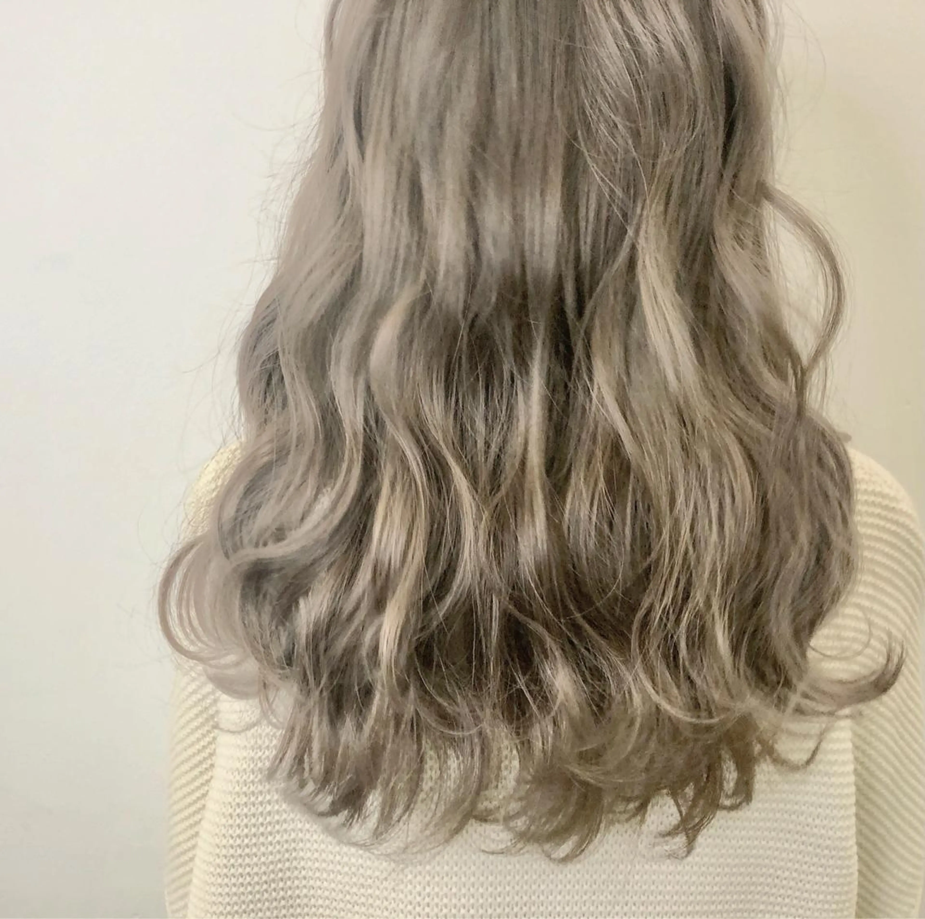 セミロング カラー グレージュ ミルクティーグレージュ メンズ レイヤー ウルフ 弓木啓輔のヘアスタイル