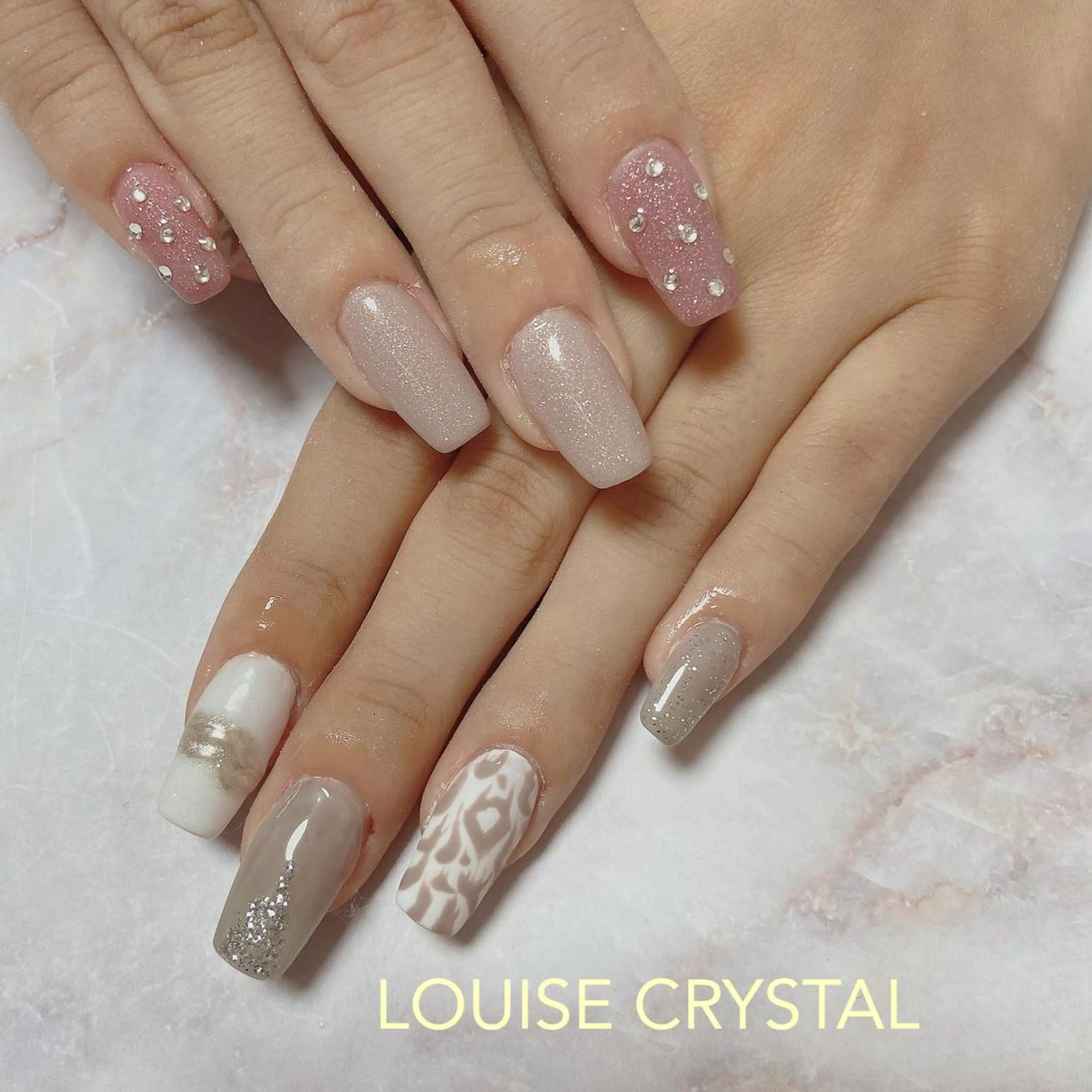 ネイル アニマル柄 ハンドネイル LOUISE CRYSTALのネイルデザイン