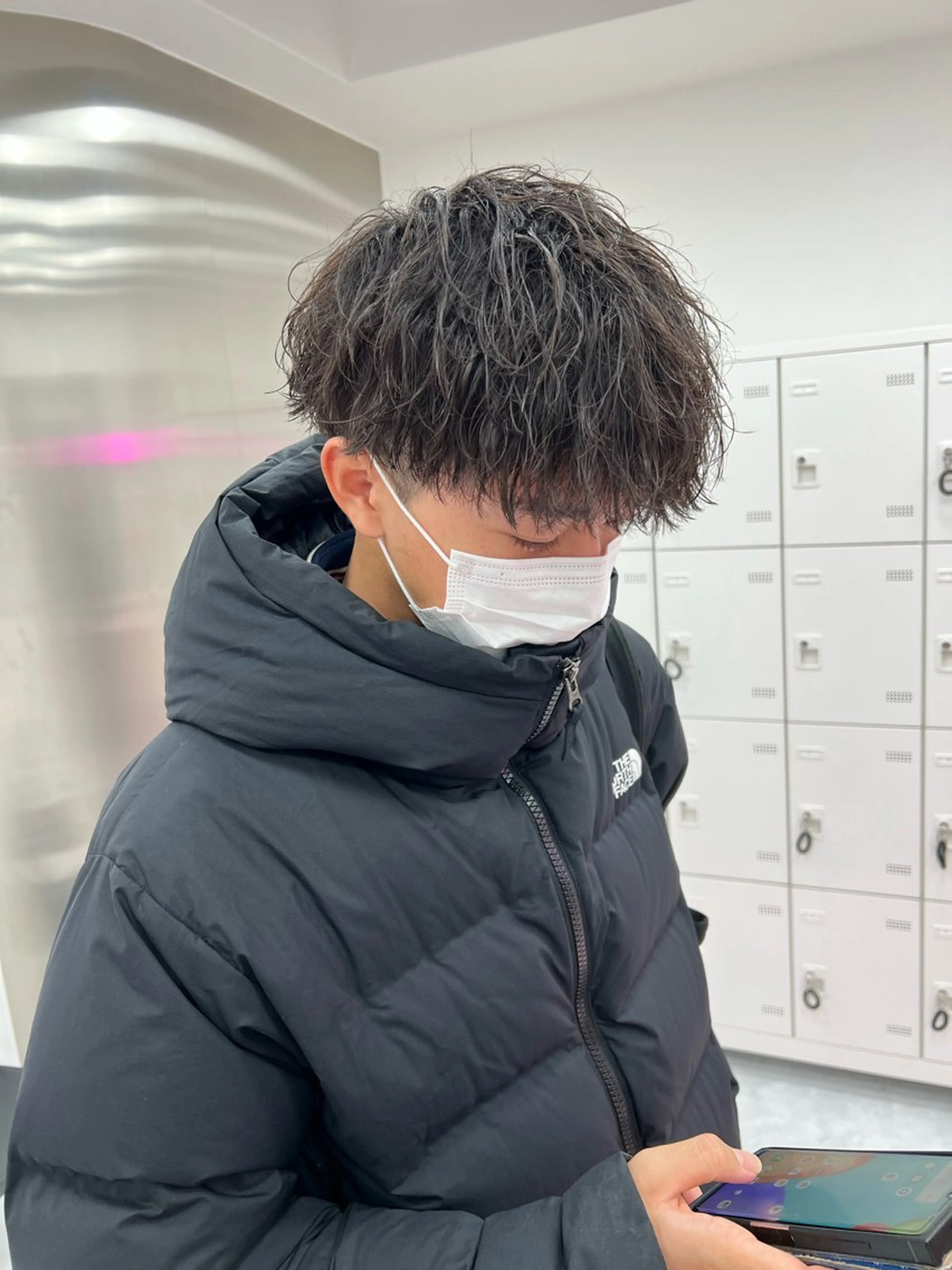 ミディアム パーマ メンズ ミディアムパーマ センターパート メンズ韓国風 韓国マッシュ マッシュウルフ メンズパーマ特化 TAIGAのヘアスタイル