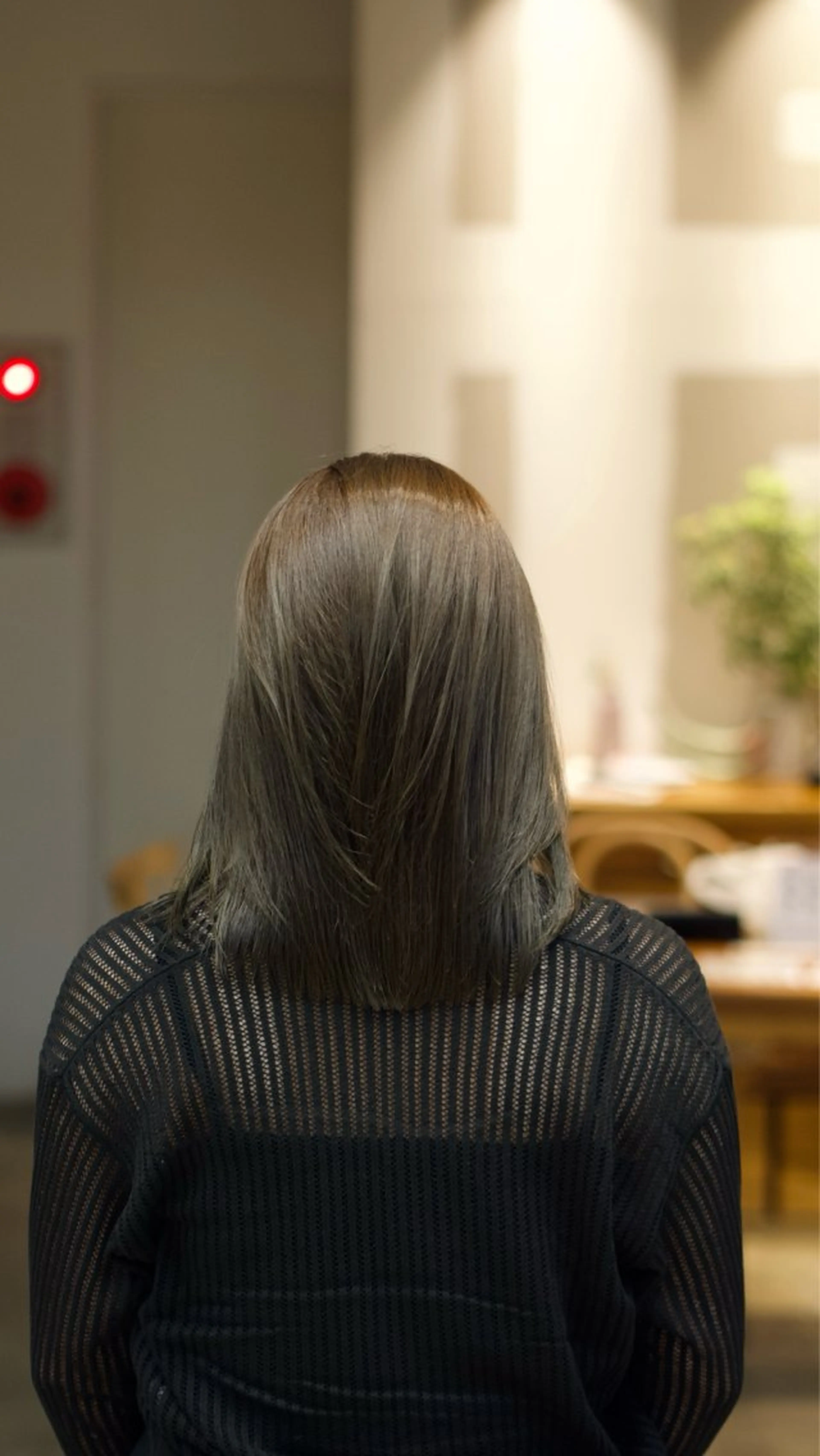 カラー アッシュ グレージュ ウルフ/レイヤー/ ブリーチカラーのヘアスタイル