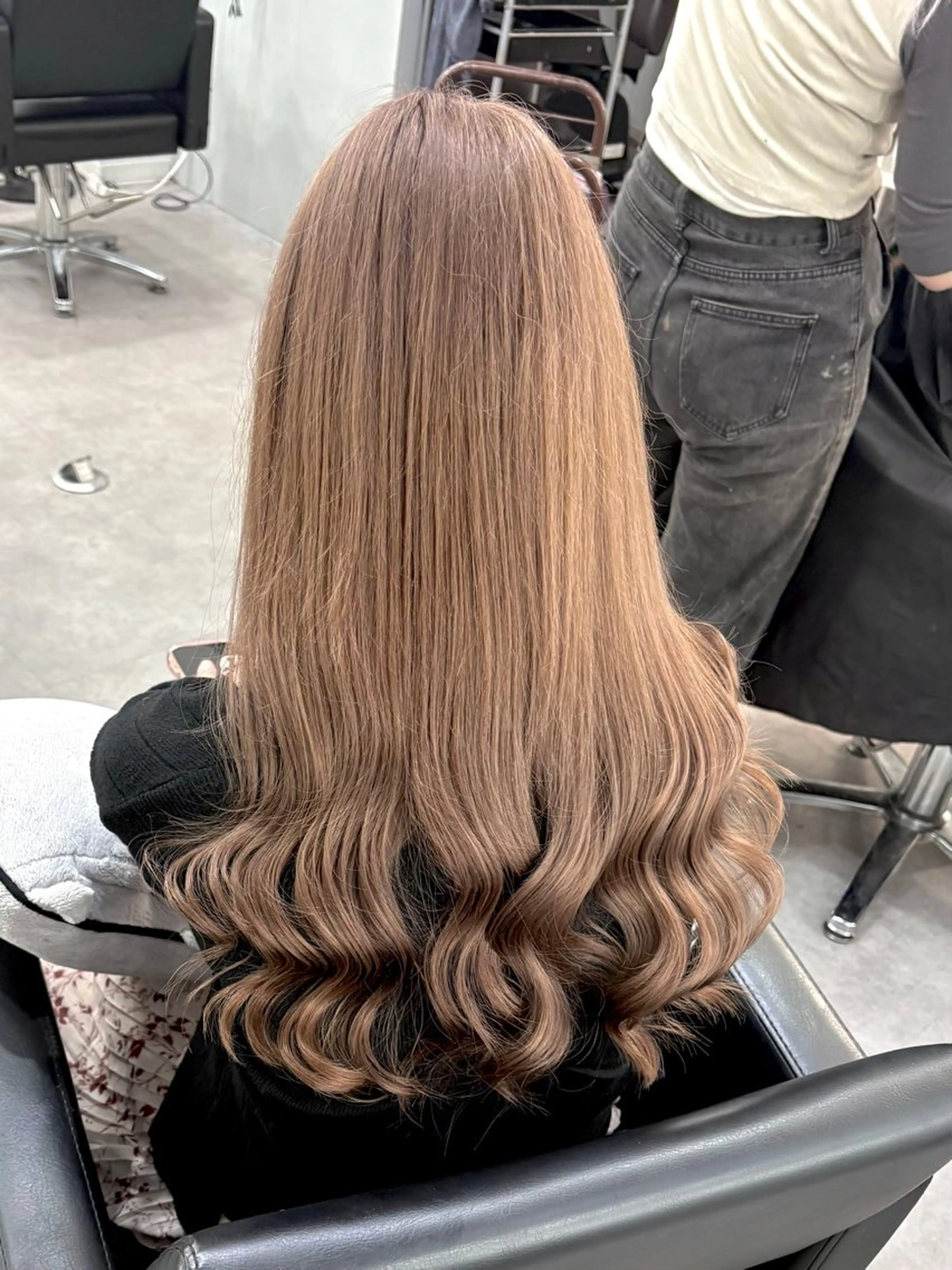 ロング カラー 大阪ケアブリーチ/ ミルクティーベージュのヘアスタイル