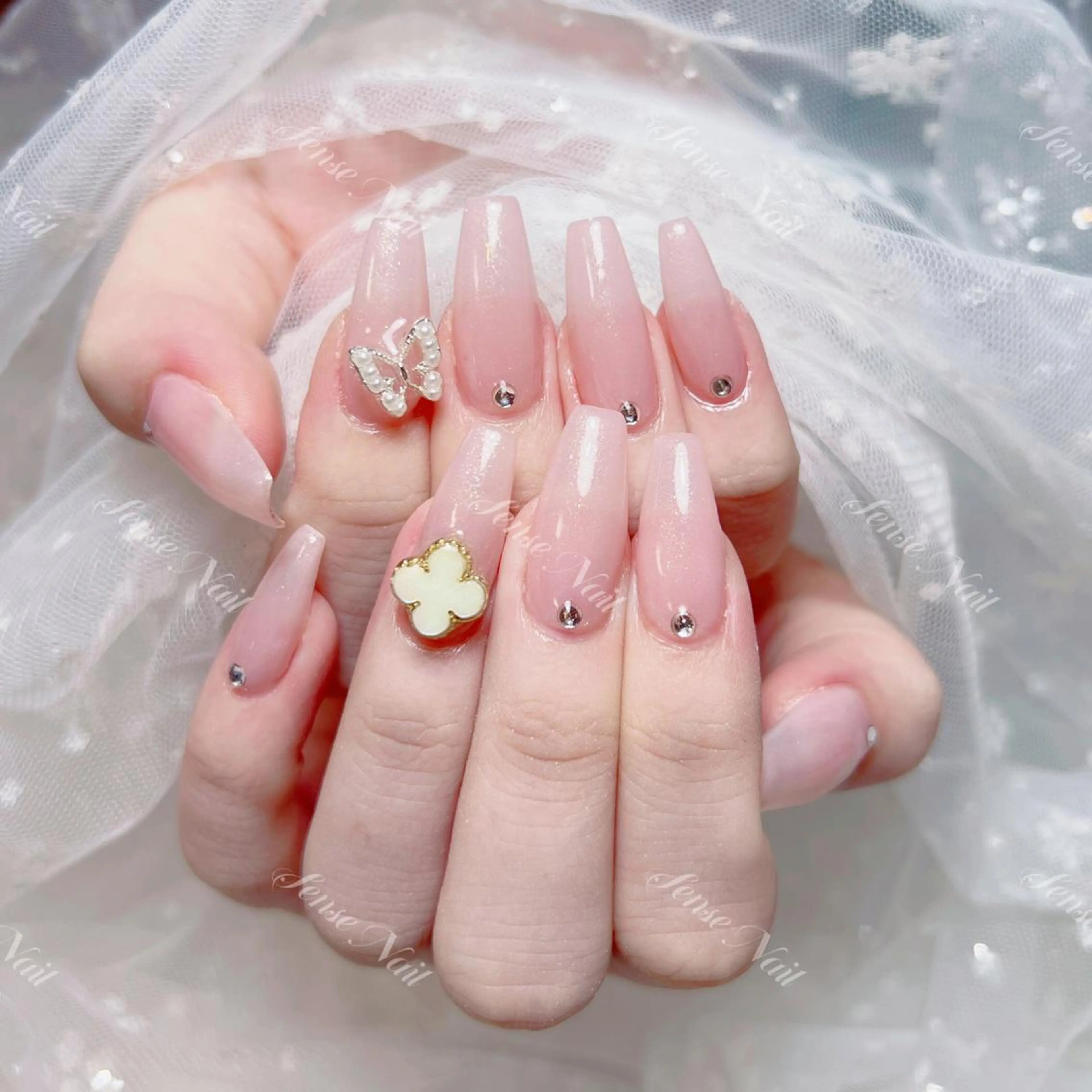 ネイル ストーンネイル ハンドネイル ハンドケア Yukiko 🌙のネイルデザイン