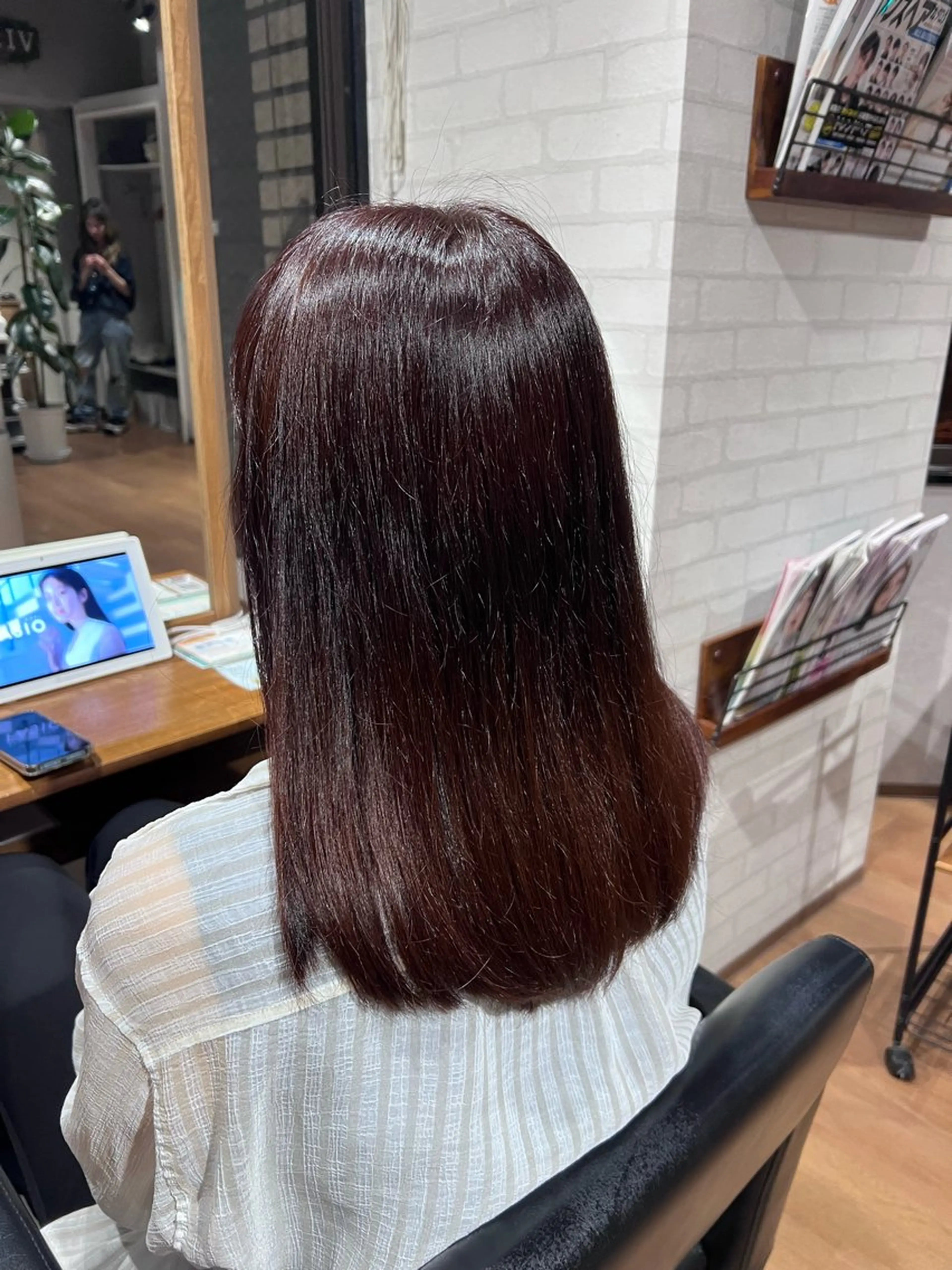 セミロング ヘアカラー イリオモテ レナのヘアスタイル