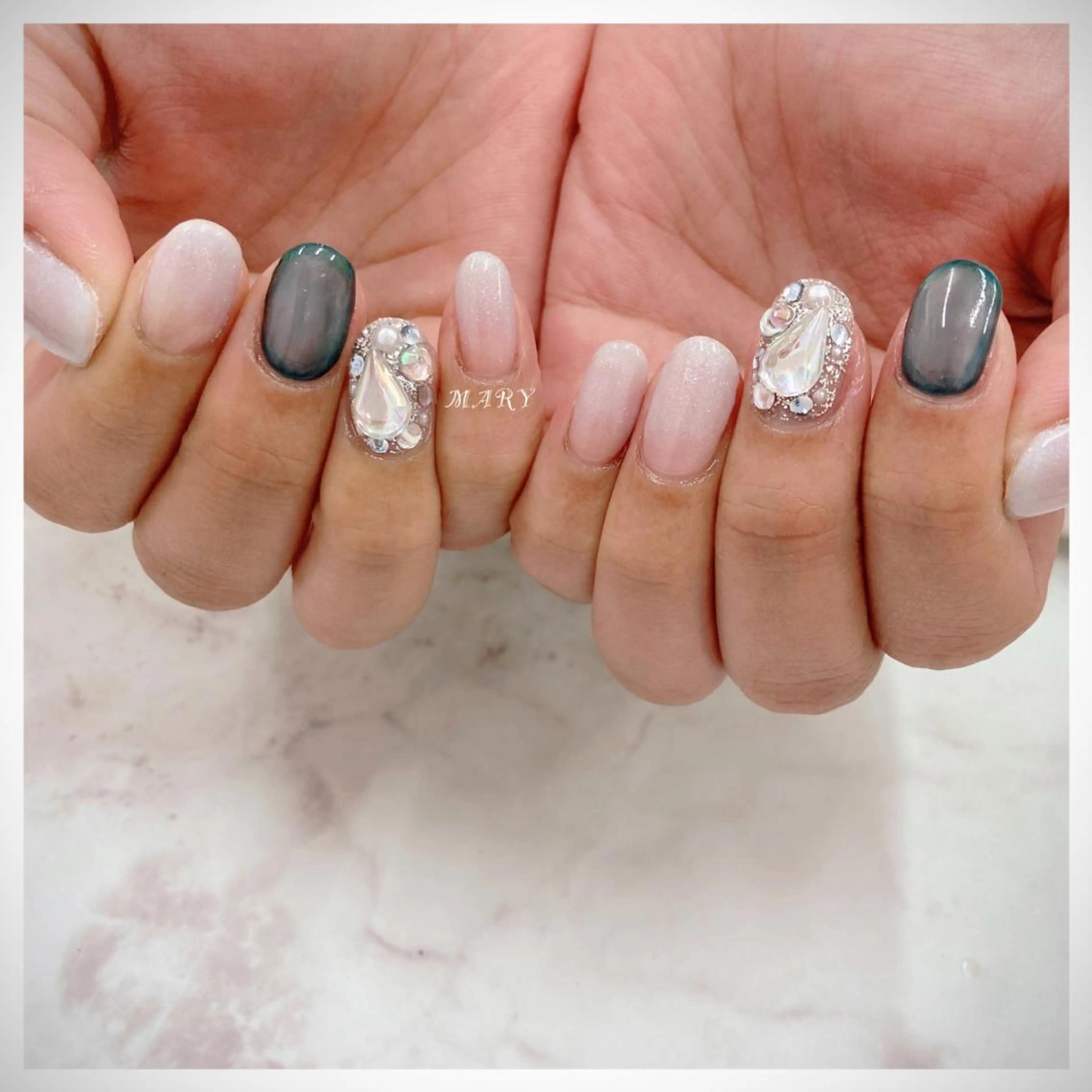 ネイル ブルー グラデーション ニュアンスネイル ストーンネイル ホワイト Mary nail .narumiのネイルデザイン