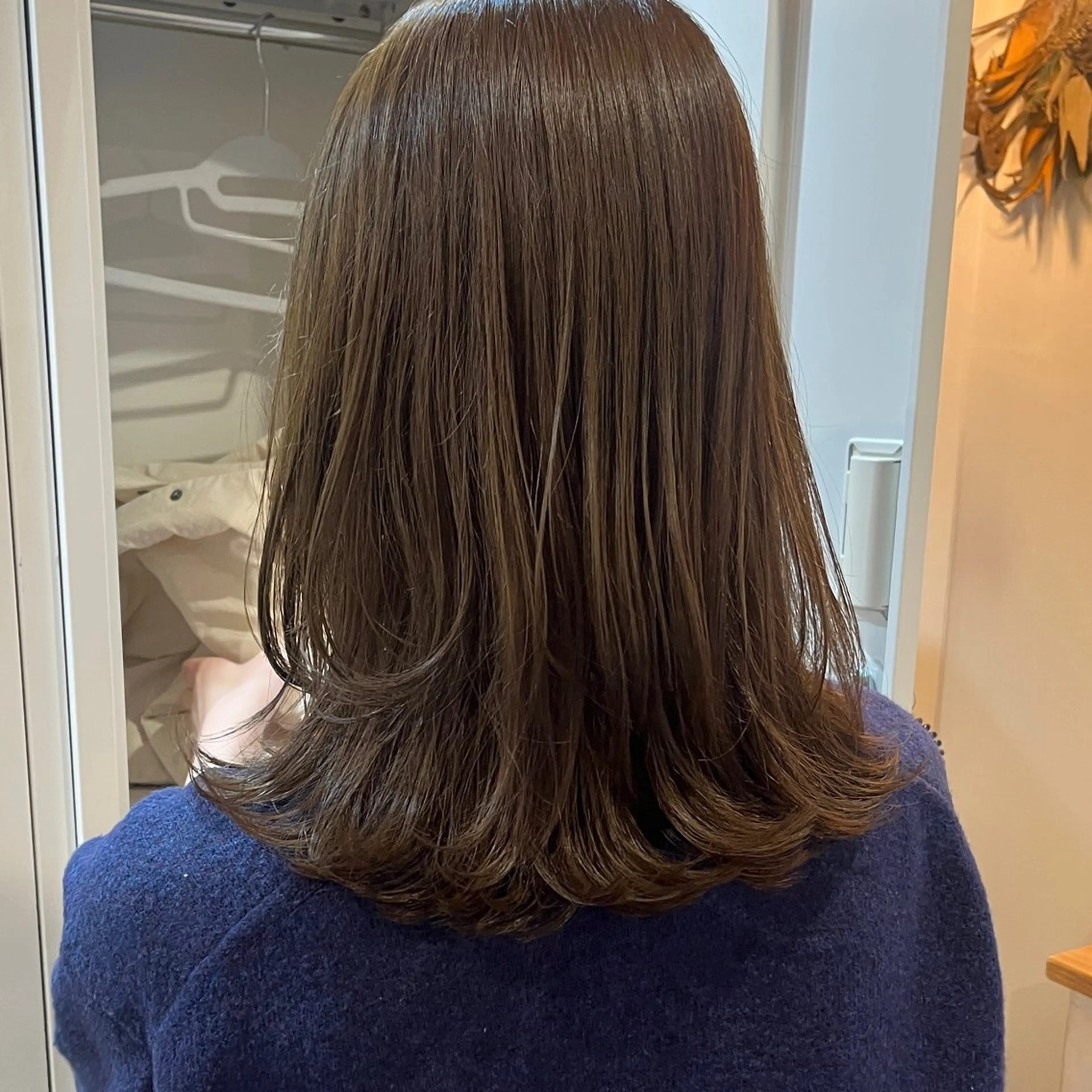 ミディアム カラー ベージュカラー オリーブベージュ くびれヘア レイヤーカット ボブ/透明感カラー /坂口恵梨子のヘアスタイル