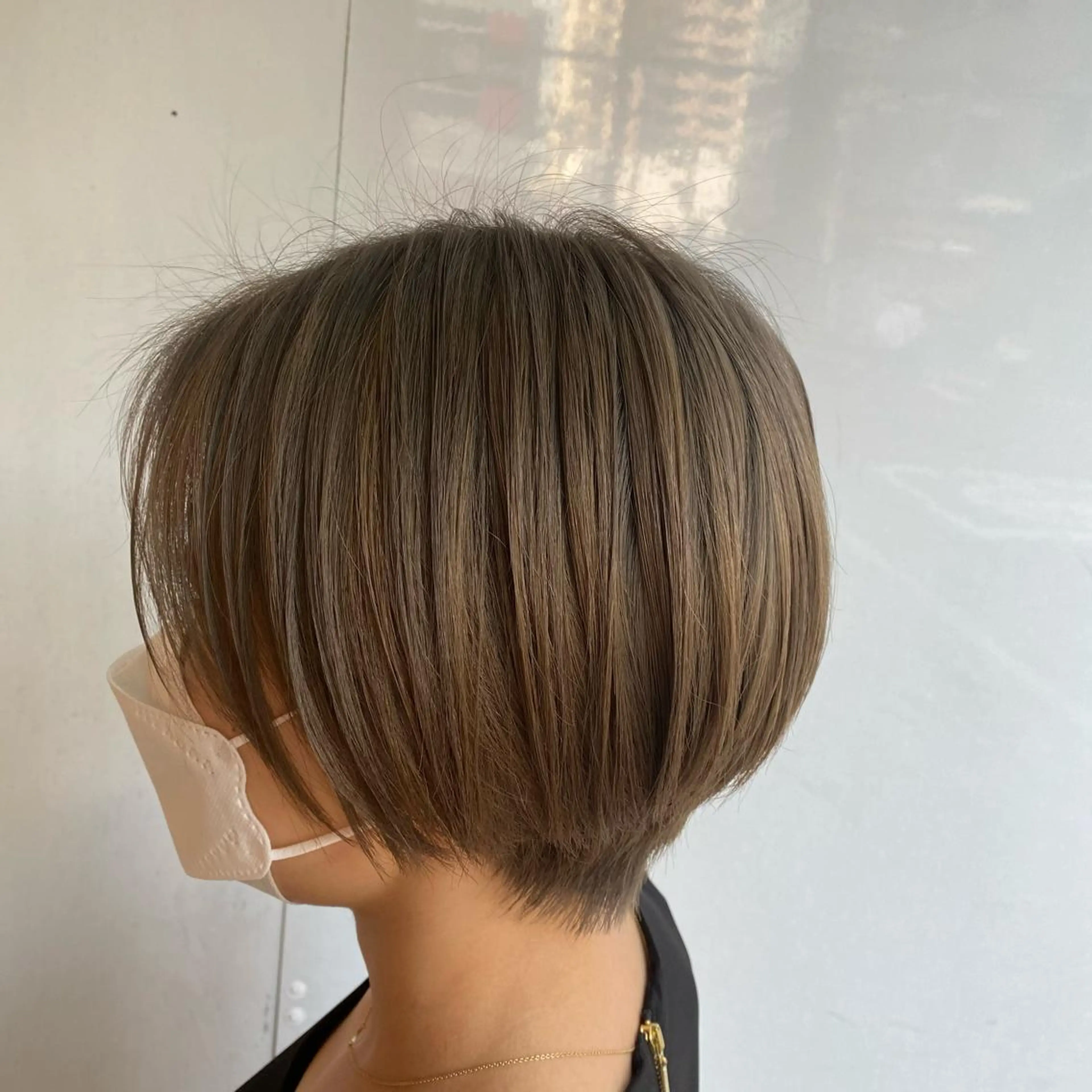 ショート カラー ベージュカラー シルバー シルバーベージュ カット ヘアカラー あべ ゆうかのヘアスタイル